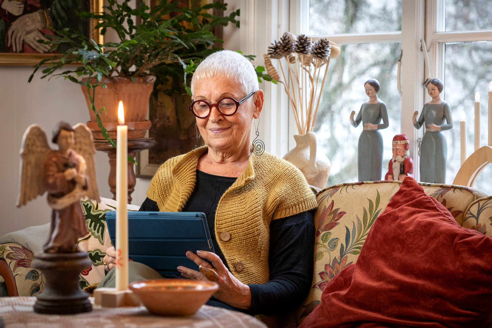 Kvinna som tittar på en surfplatta