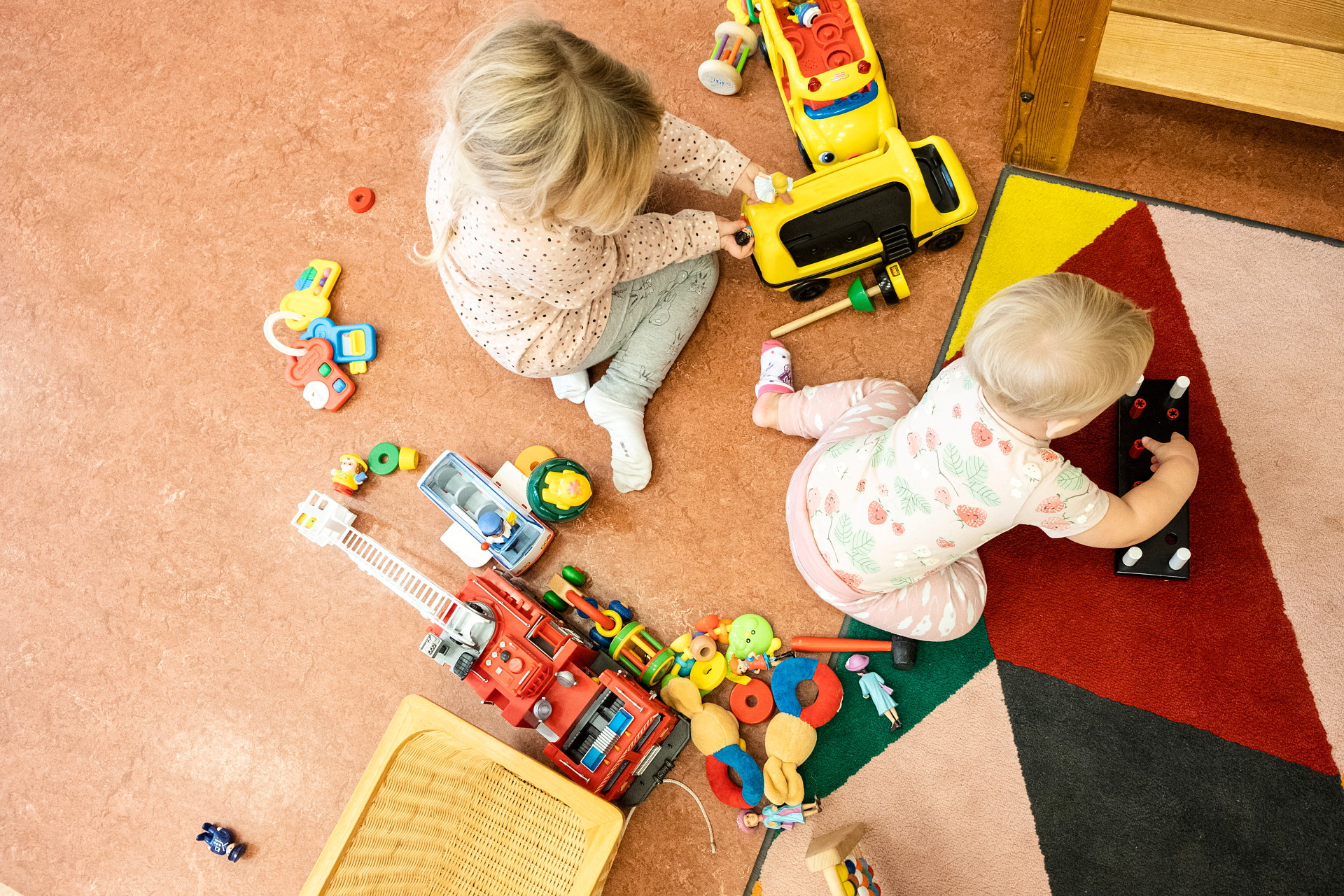 Barn som leker i förskolemiljö