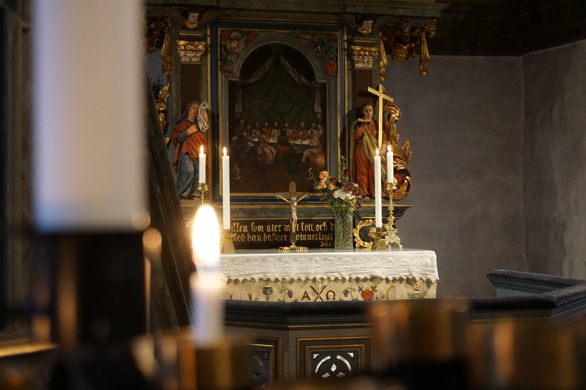 Altare och ljus i Tuve kyrka