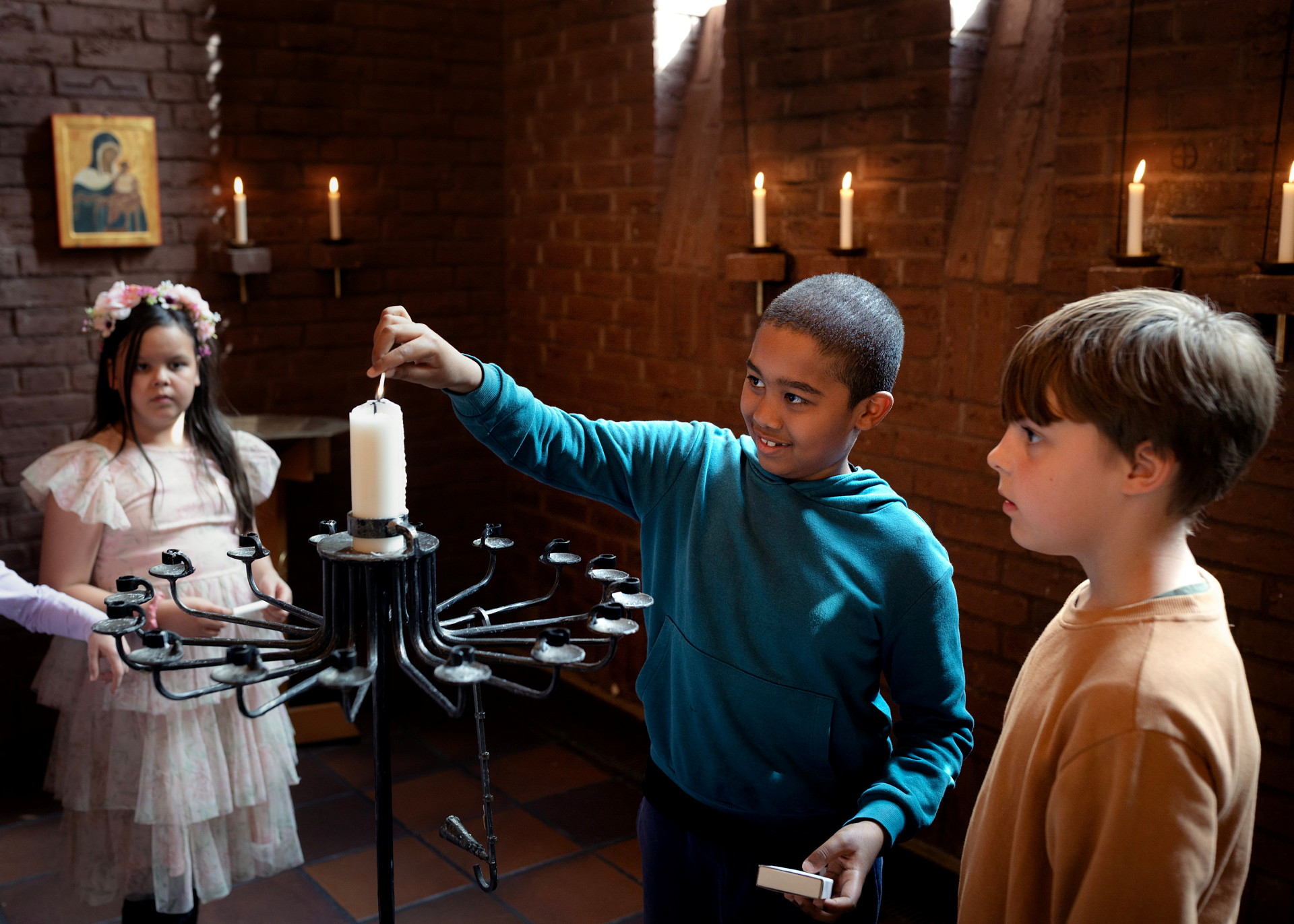 Barn i en kyrka.