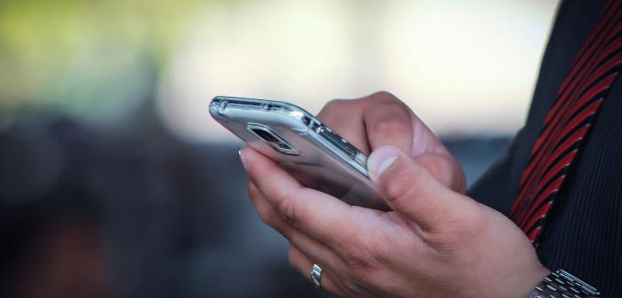 Kyrkan vill vara närvarande i ditt liv. Känner du dig ensam eller orolig? Hör av dig till vår samtalstelefon på tel 031-17 98 99, vardagar kl 10-12 och kl 14-16. Vi kan också sätta dig i kontakt med praktisk hjälp för inköp, läs mer.