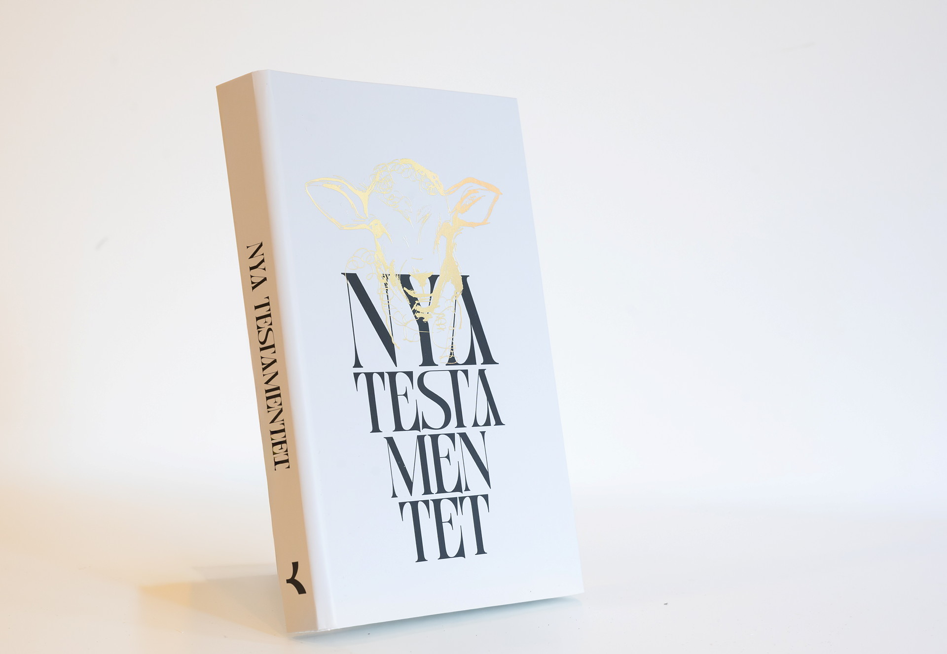 Nya testamentet i vitt omslag.