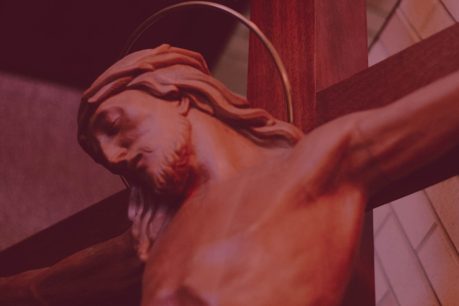En korsfäst Jesus i röda toner. 