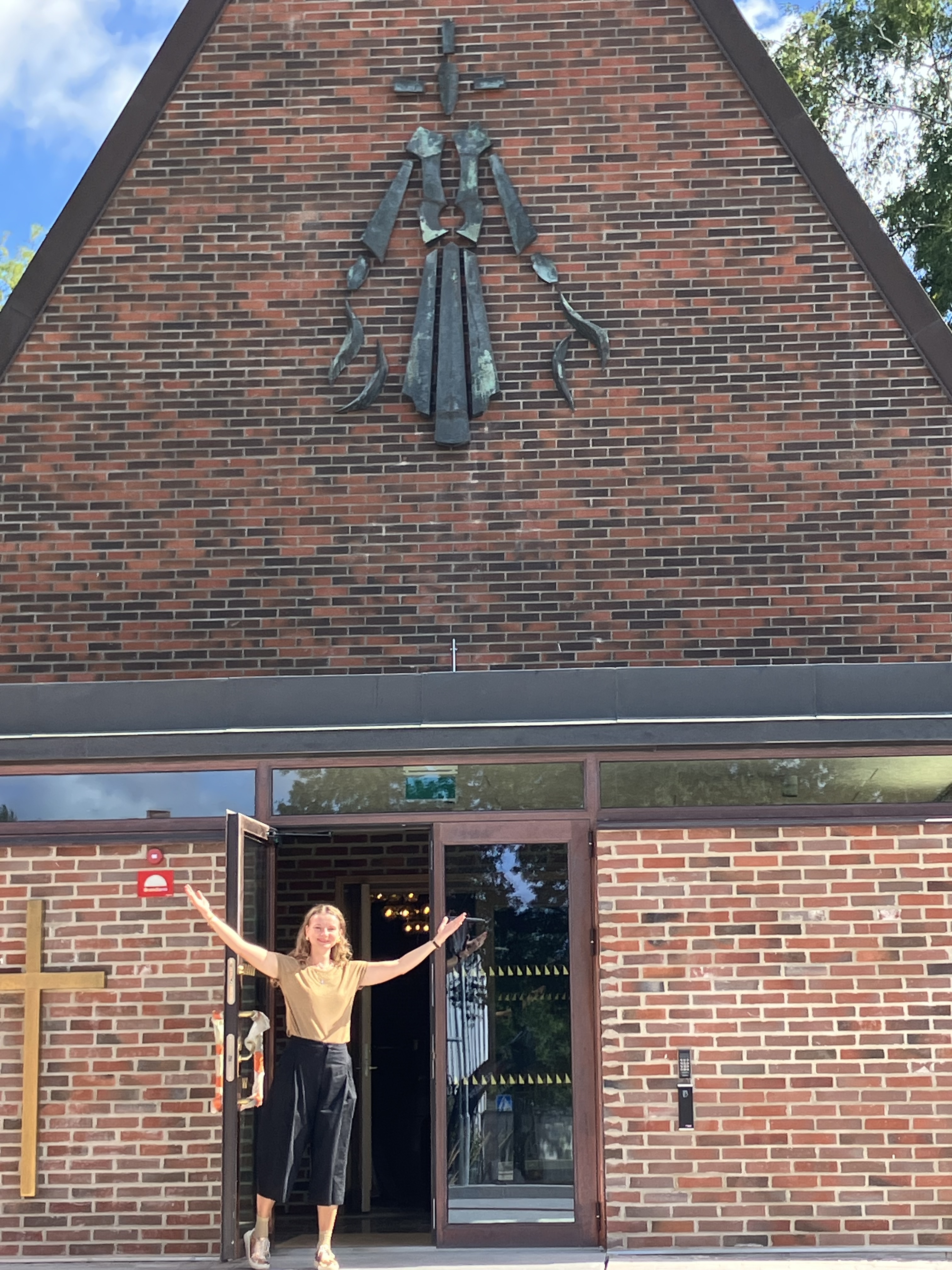 Katarzyna hälsar välkommen till Skårs kyrka