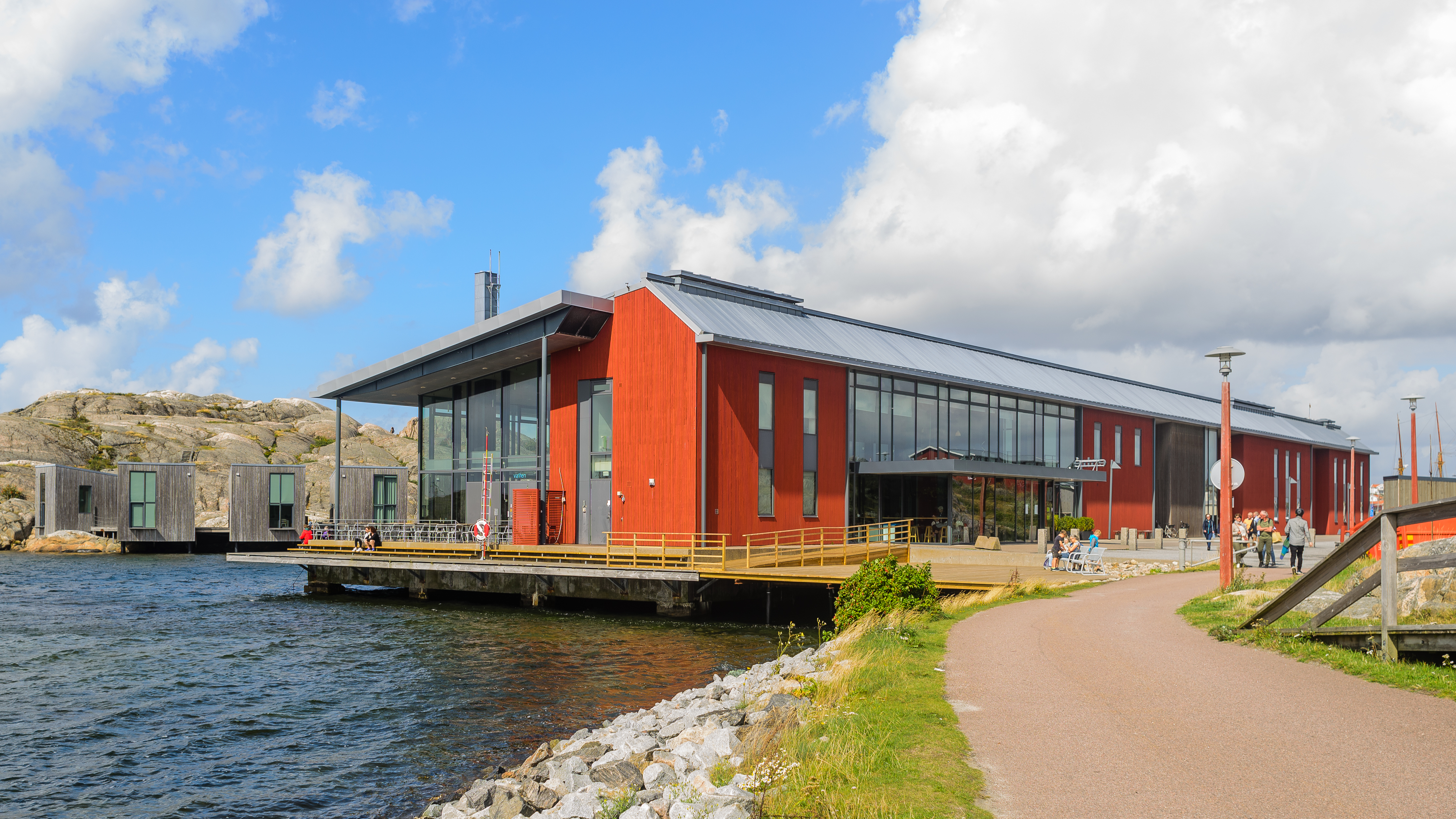 En röd byggnad i skärgården.