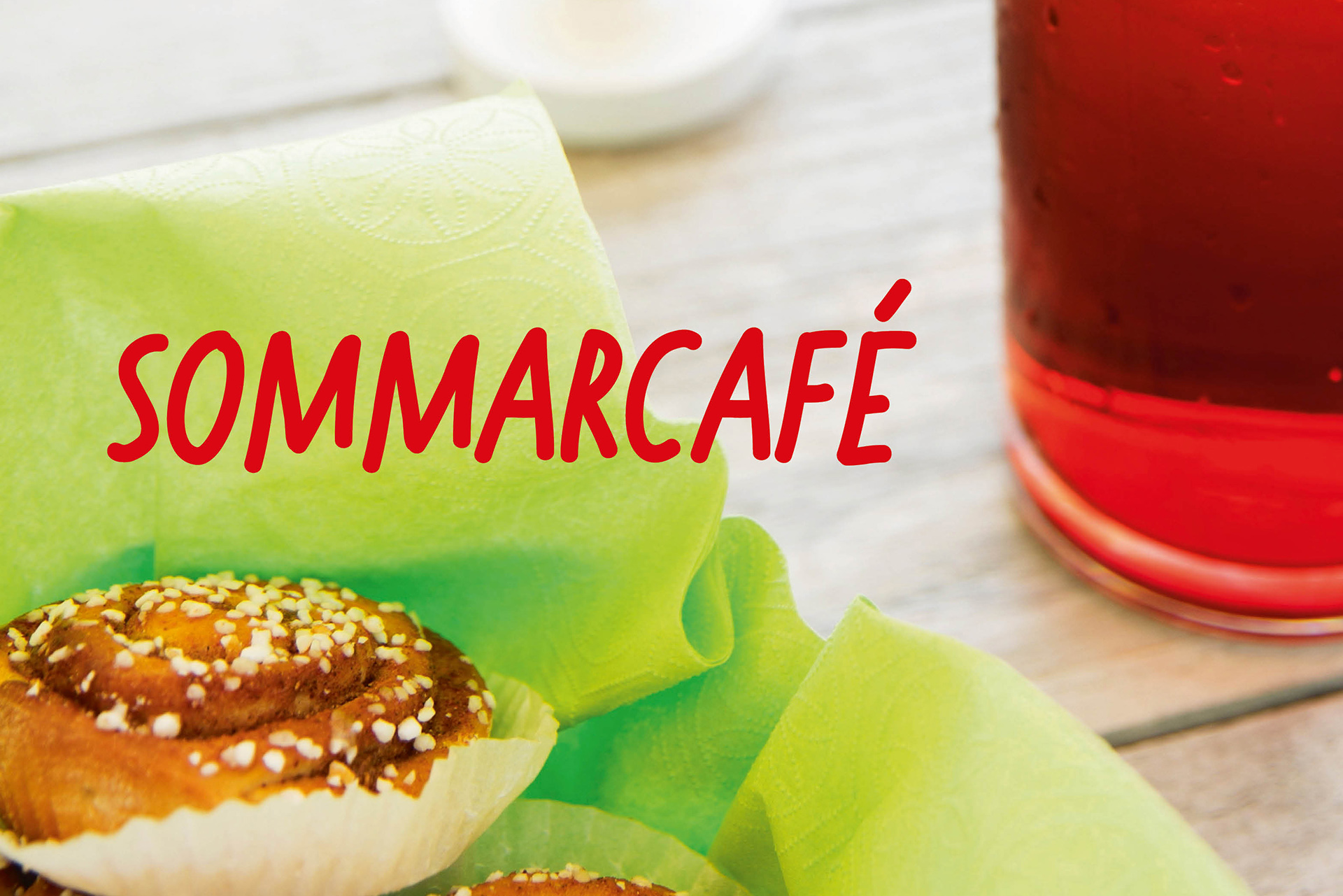 En bulle, en tillbringare med röd saft och texten "Sommarcafé". 