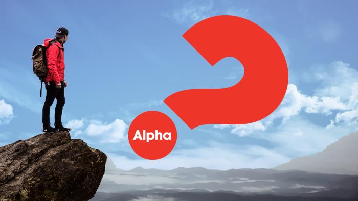 En person står på en klippa och blickar ut, ett rött frågetecken med texten "Alpha". 