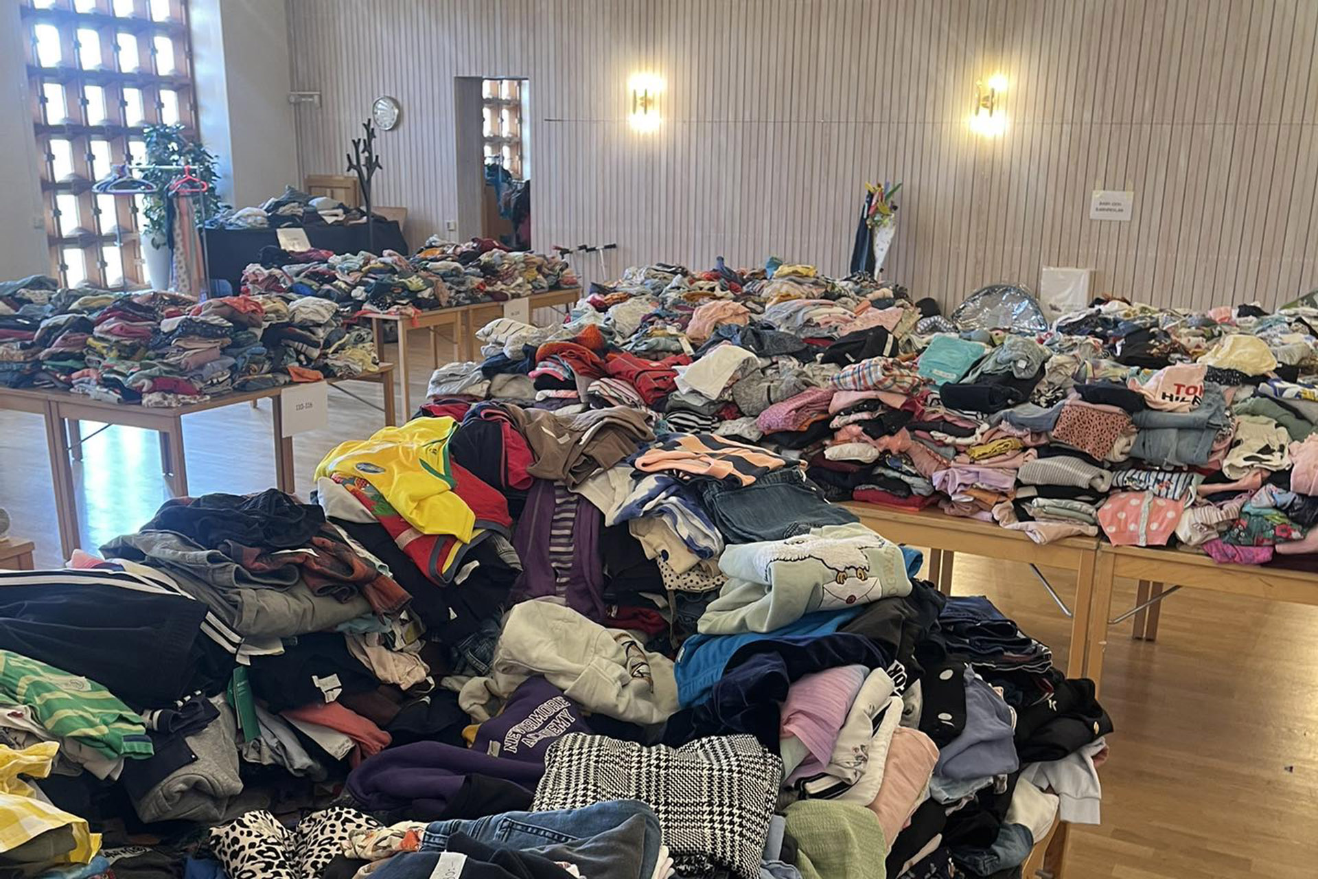 Kläder ligger utlagda på bord. 