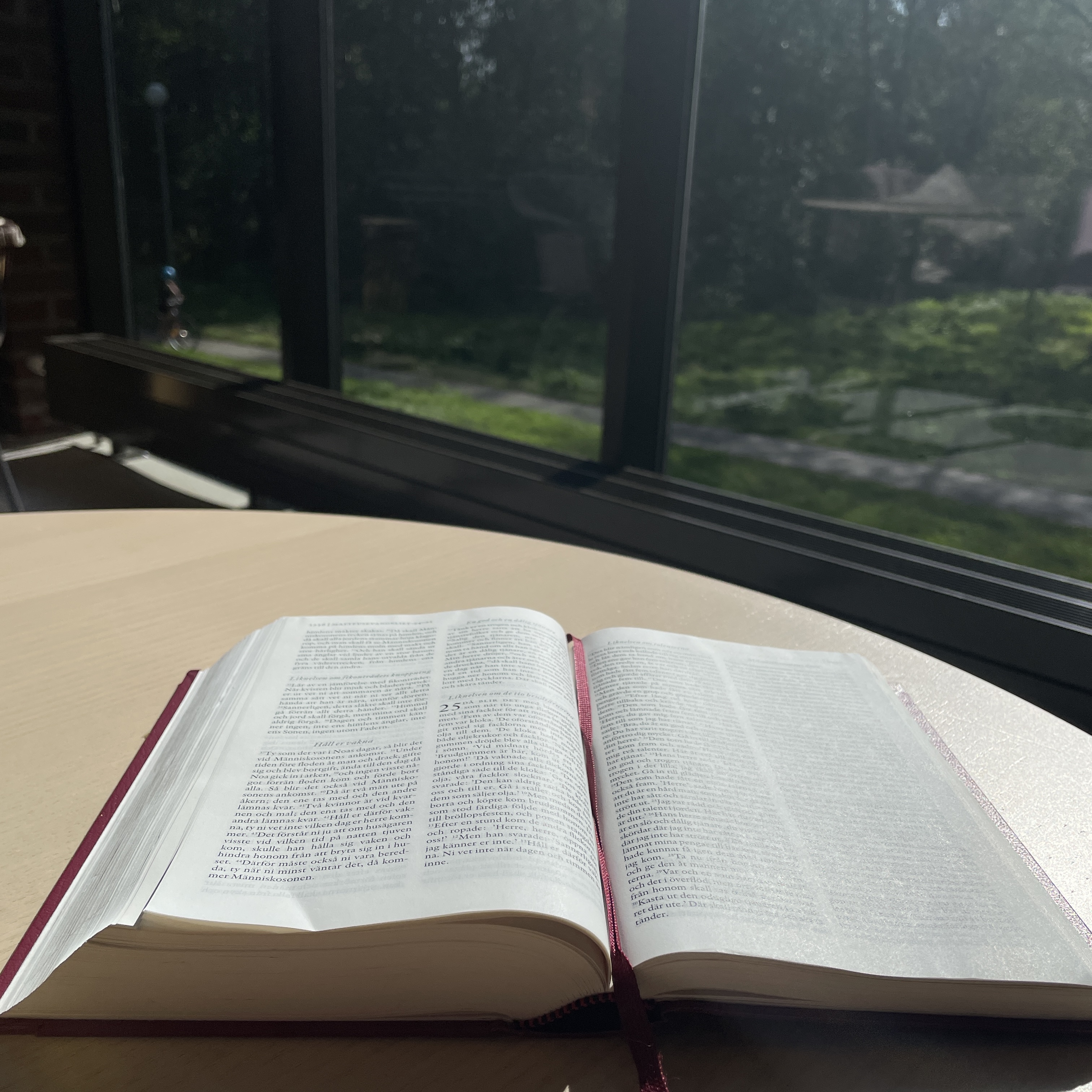 En uppslagen bibel på ett bord.