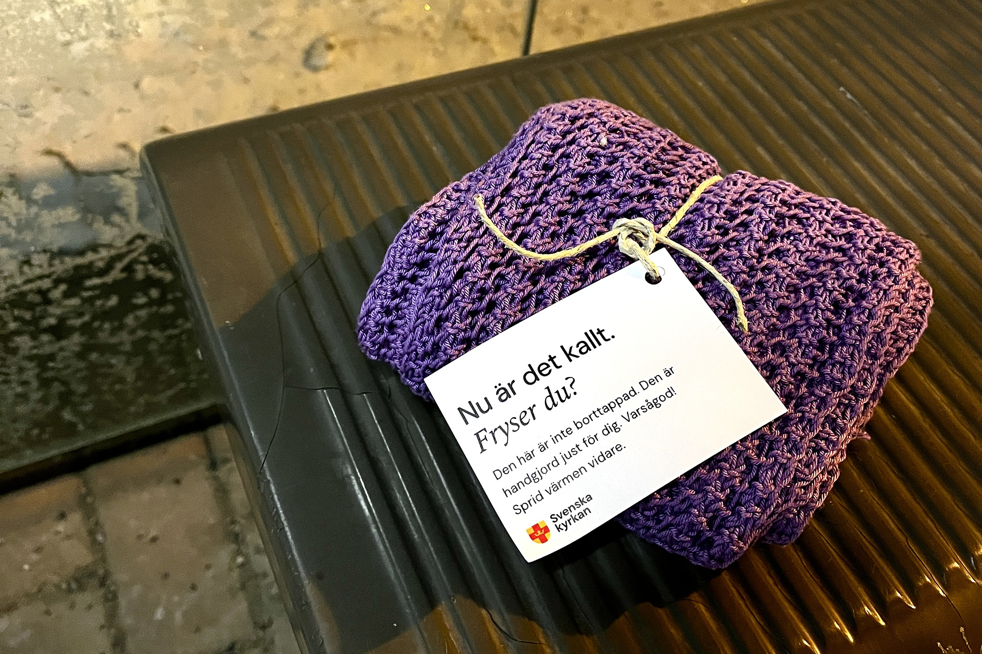 Det är kallt ute - fryser du? Natten till den 19 februari överraskades pendlare av handstickat i busskurerna. 