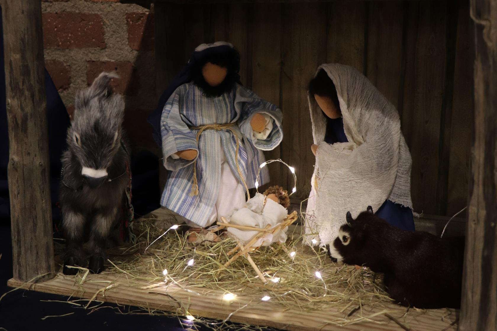 Julkrubba med Josef, Maria, Jesusbarnet och djuren i stallet.