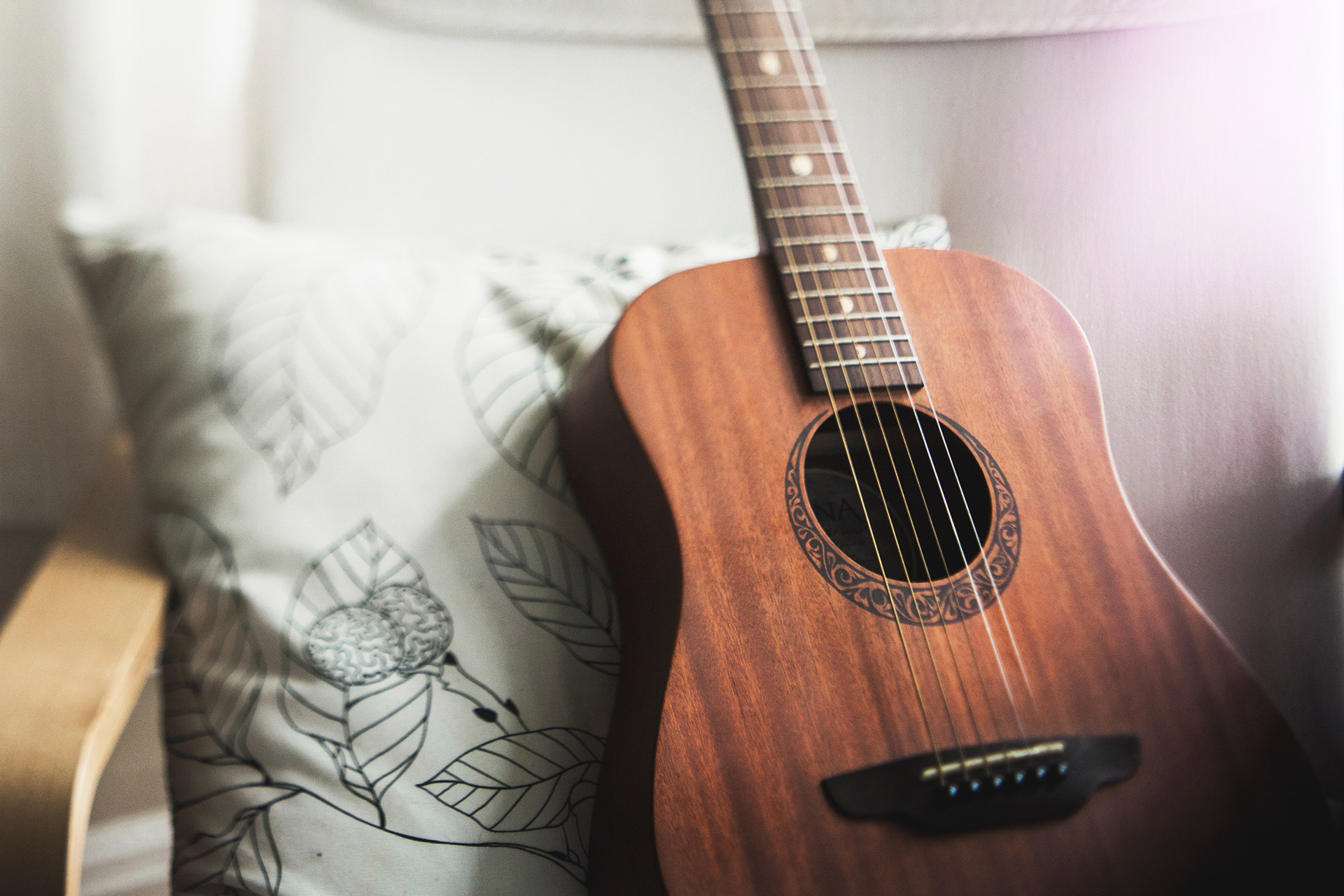 En gitarr i en fåtölj.
