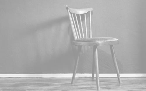 Ett svartvito foto av en ensam pinnstol.