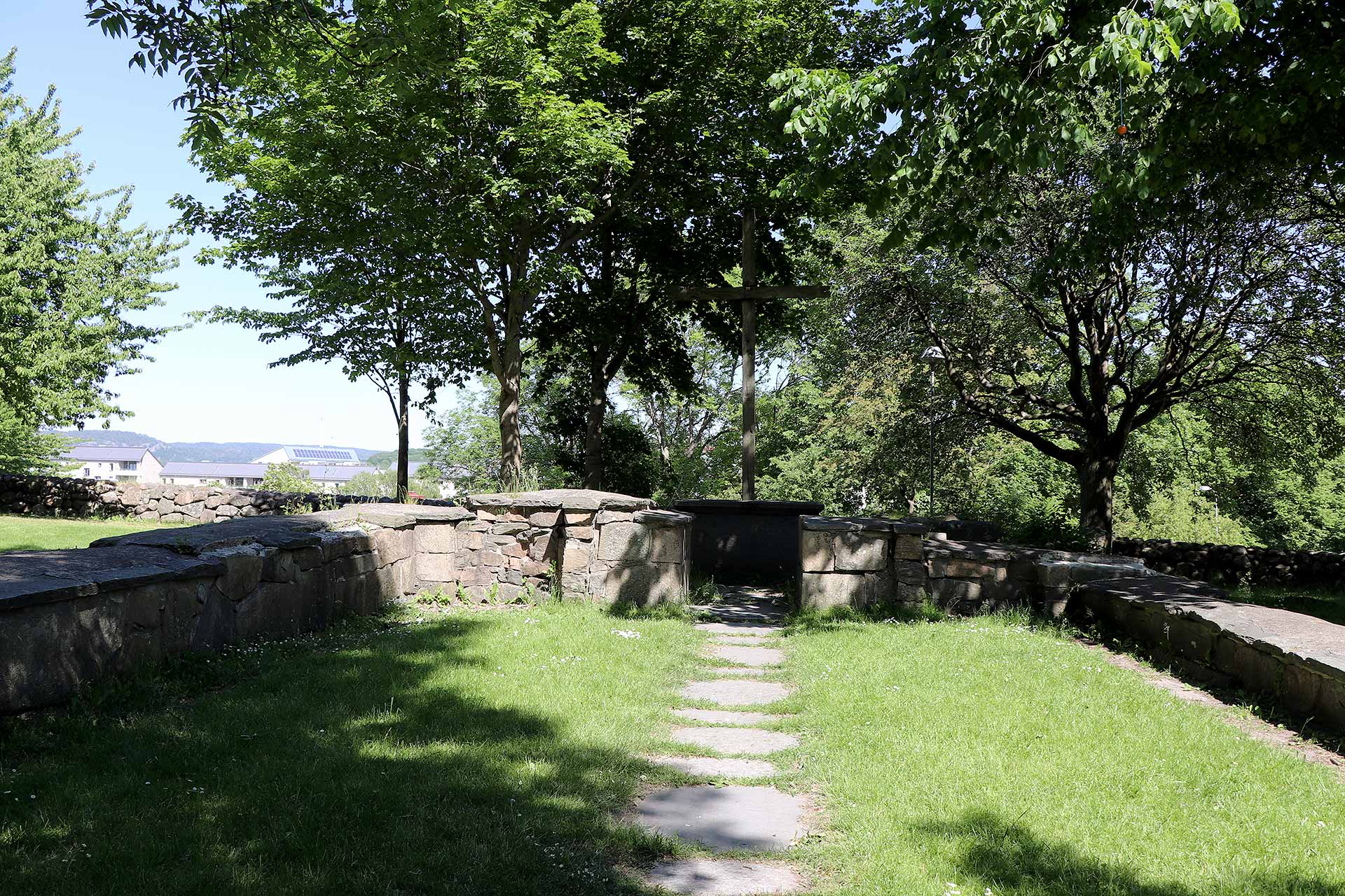 Härlanda kyrkoruin en grönskande sommardag.