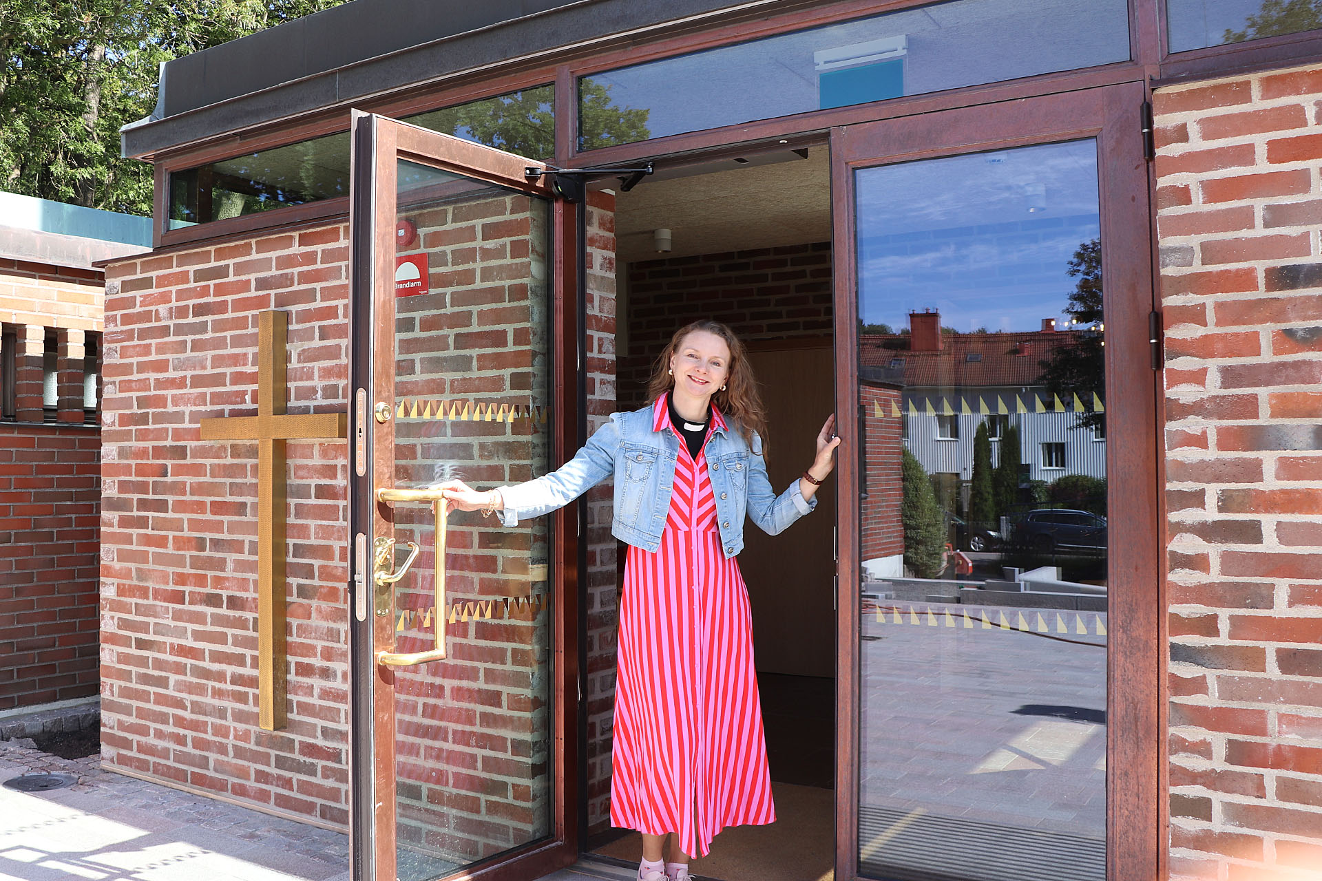 Katarzyna öppnar dörren till Skårs kyrka.