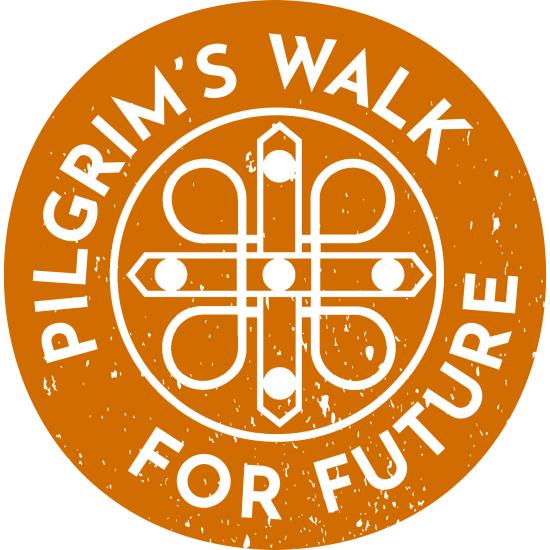 Orange rund logotyp med pilgrimsmärket.