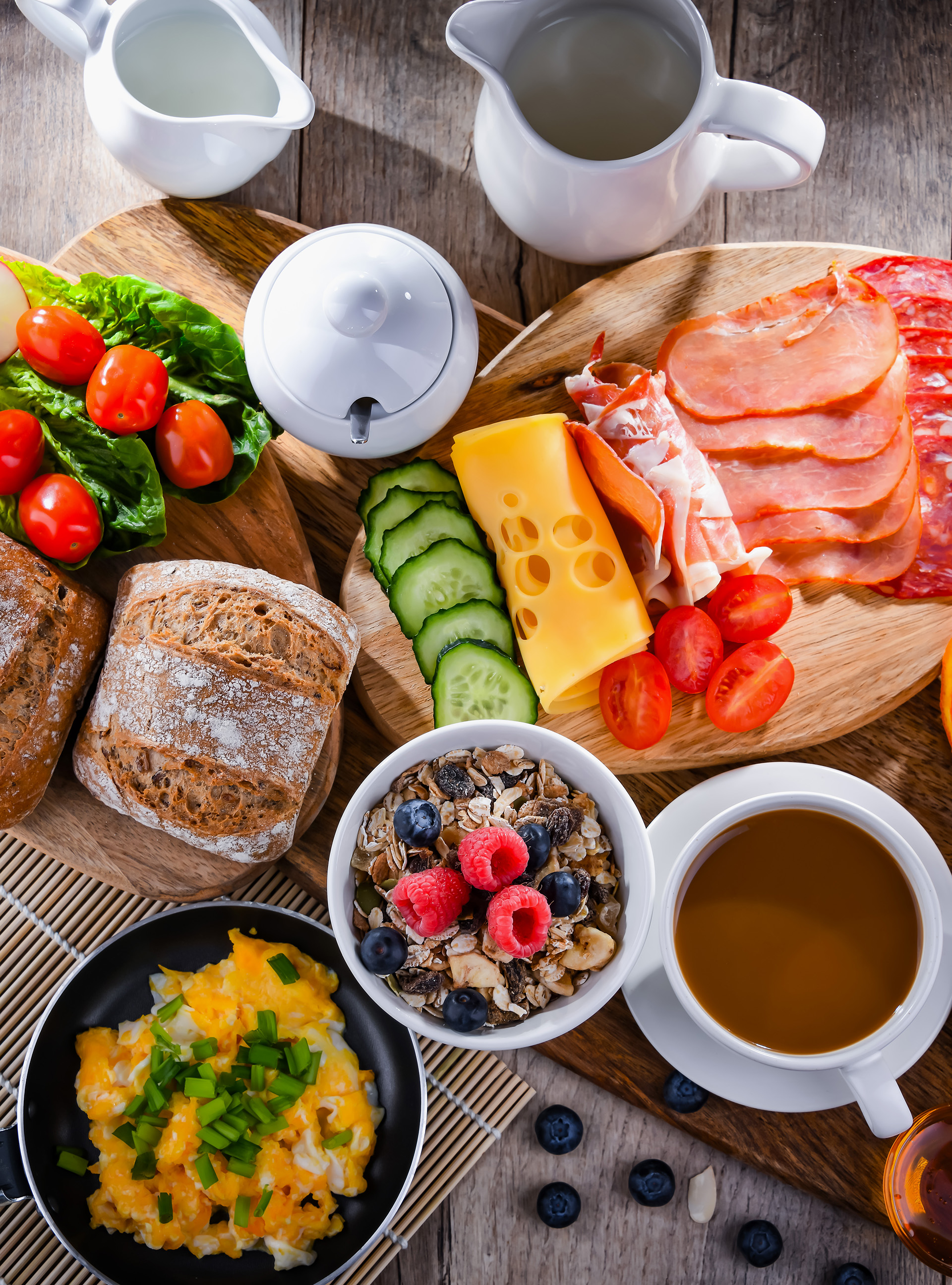 Frukost med bland annat kaffe, mackor, olika pålägg och  müsli.