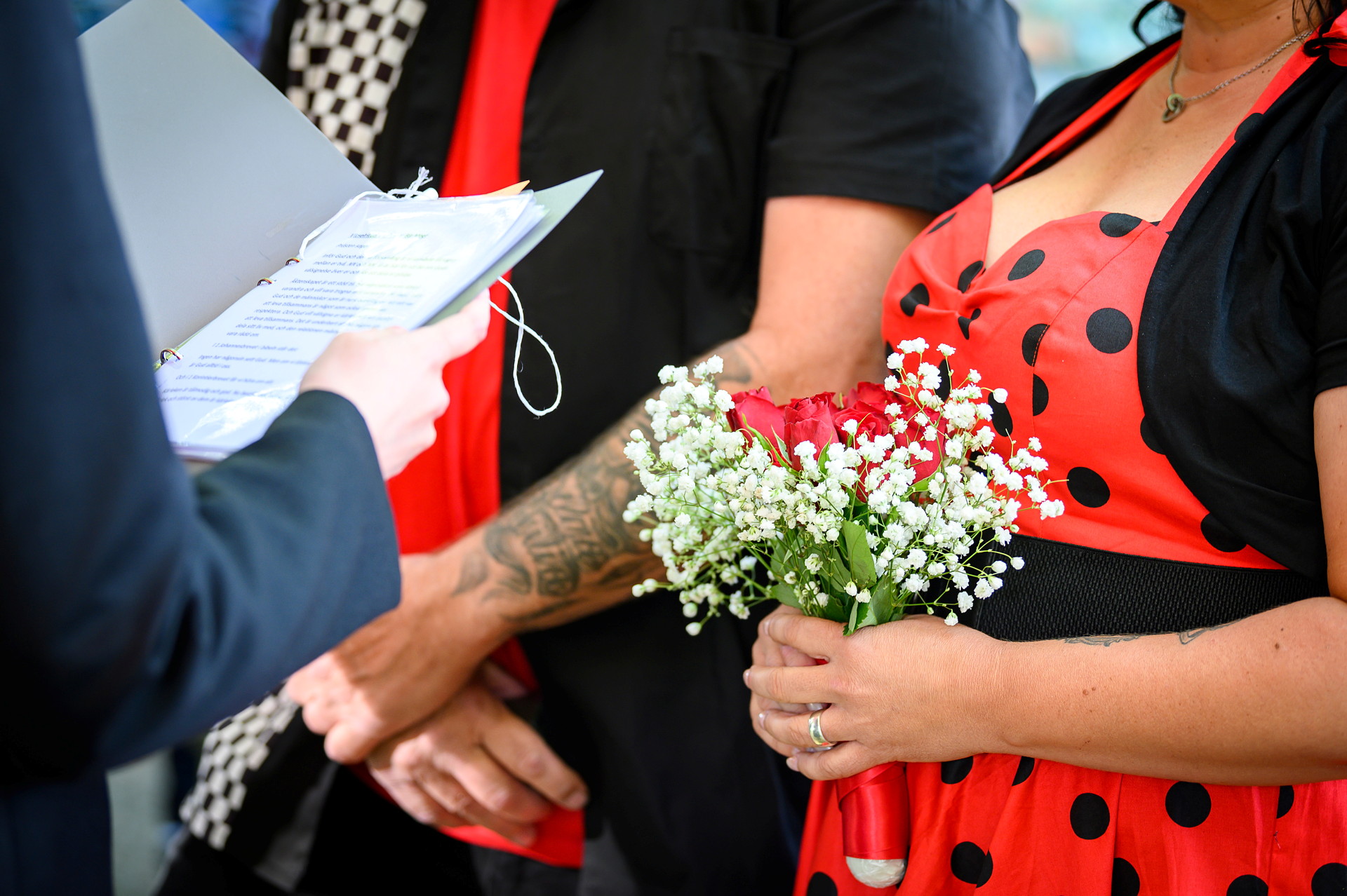 Brudpar i rockabilly-stil