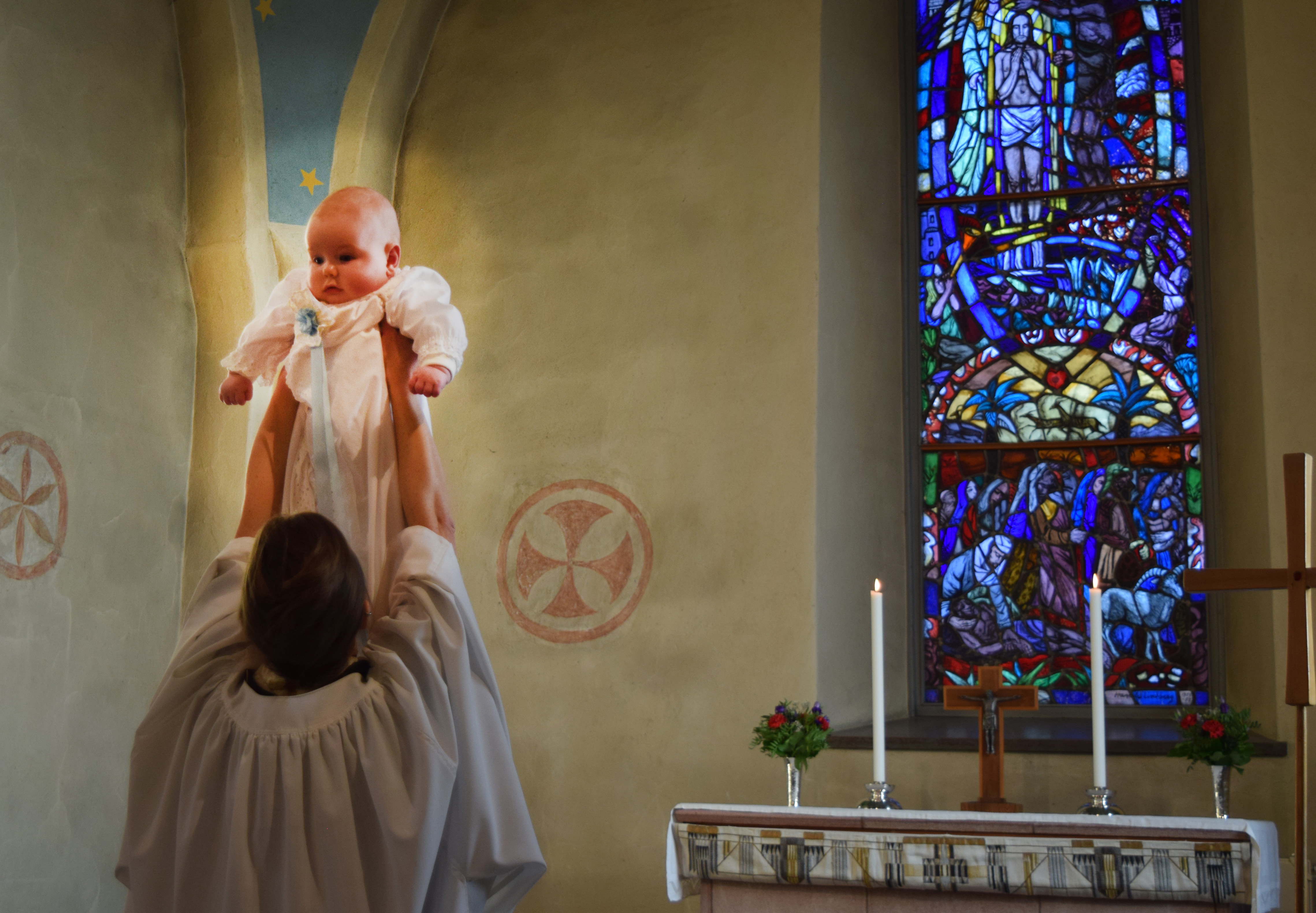Nydöpt bebis visas upp för församlingen.