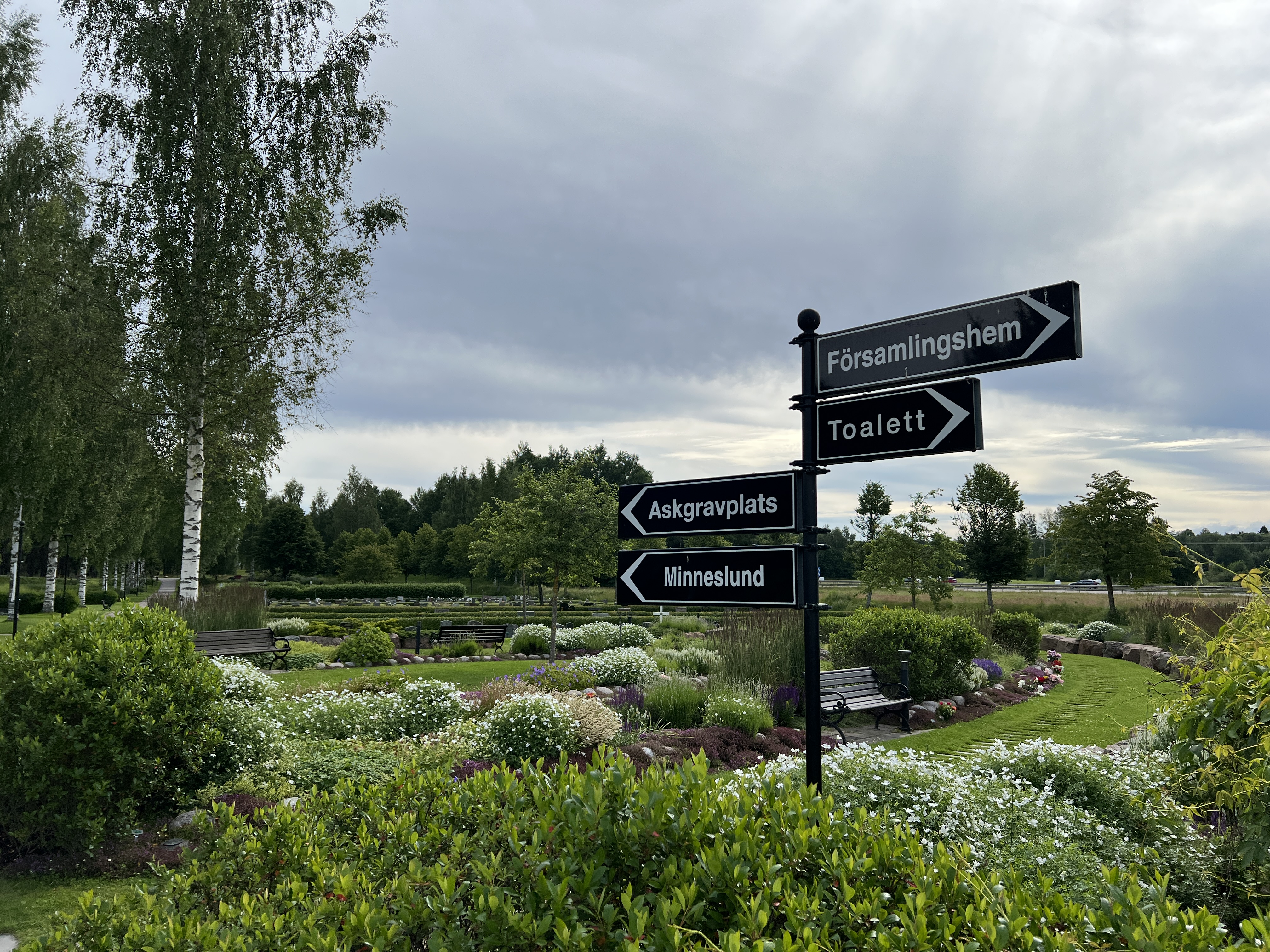 Vägvisare på askgravplatsen på Valbo kyrkogård.