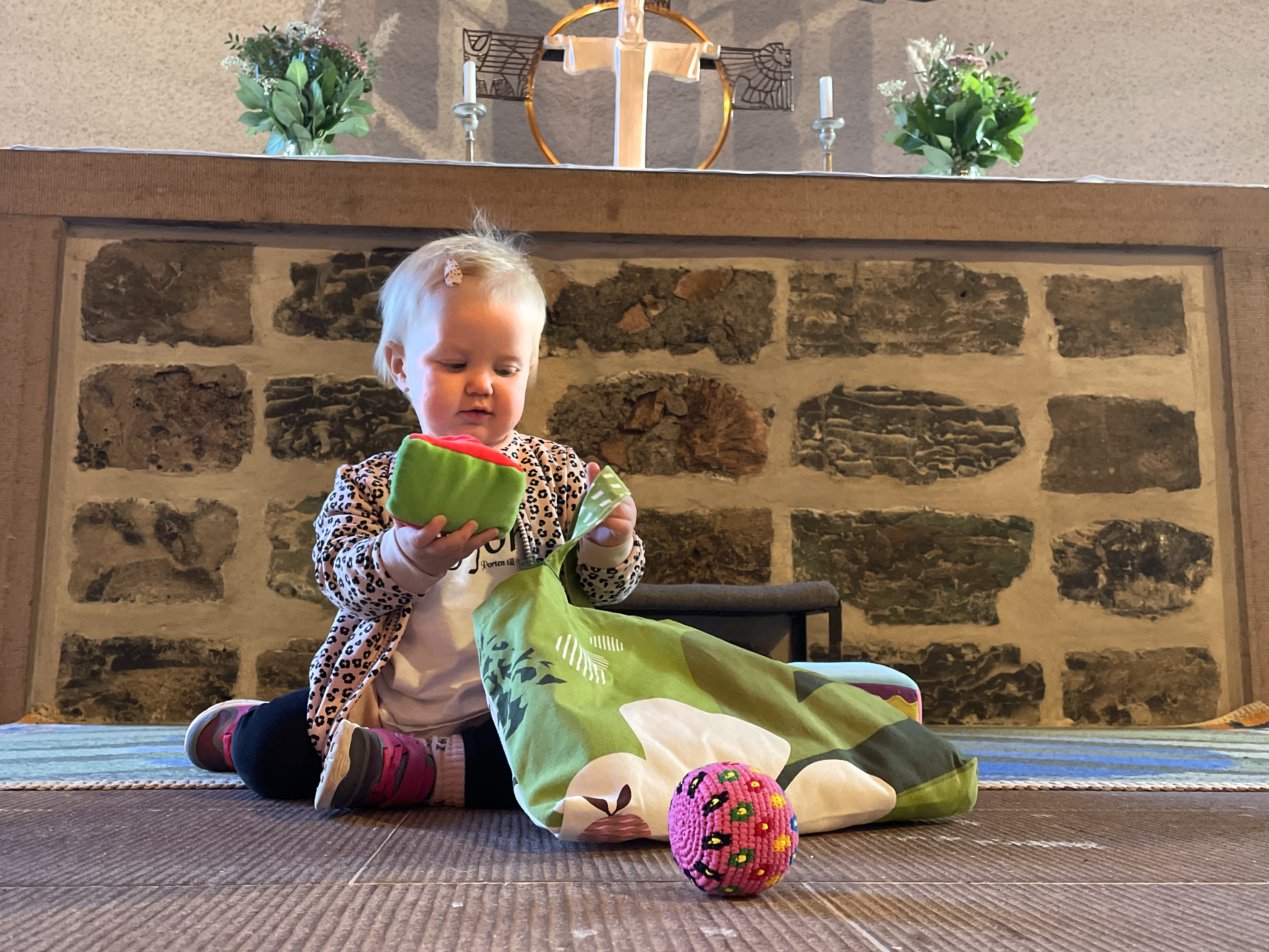 Barn framför altaret i Forsbacka kyrka