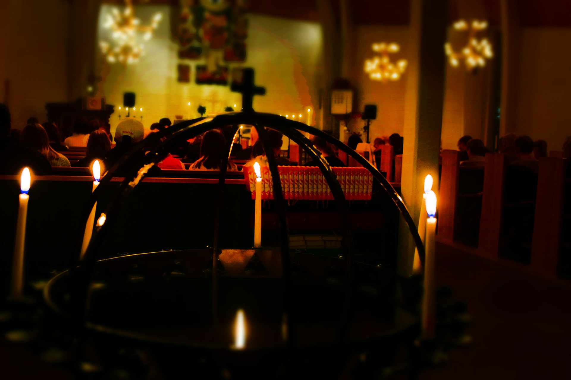 Ljusbärare i Forsbacka kyrka.