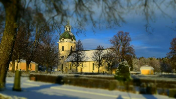 Valbo kyrka med nysnö på taket.