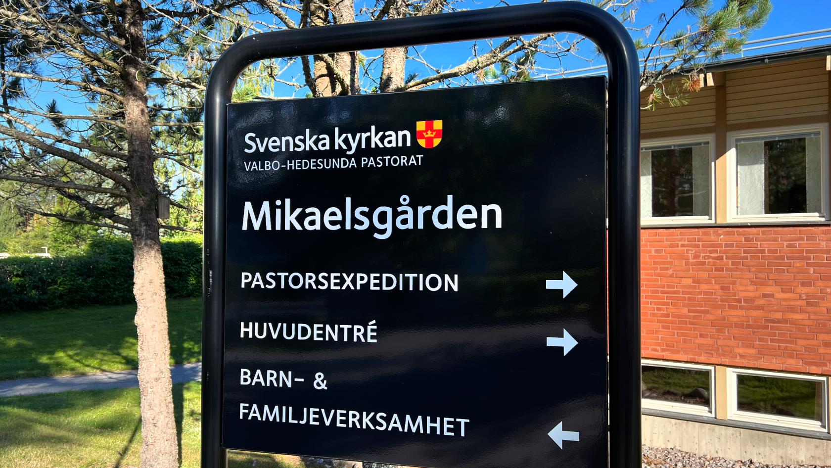 Entréskylten vid pastorsexpeditionen på Mikaelsgården