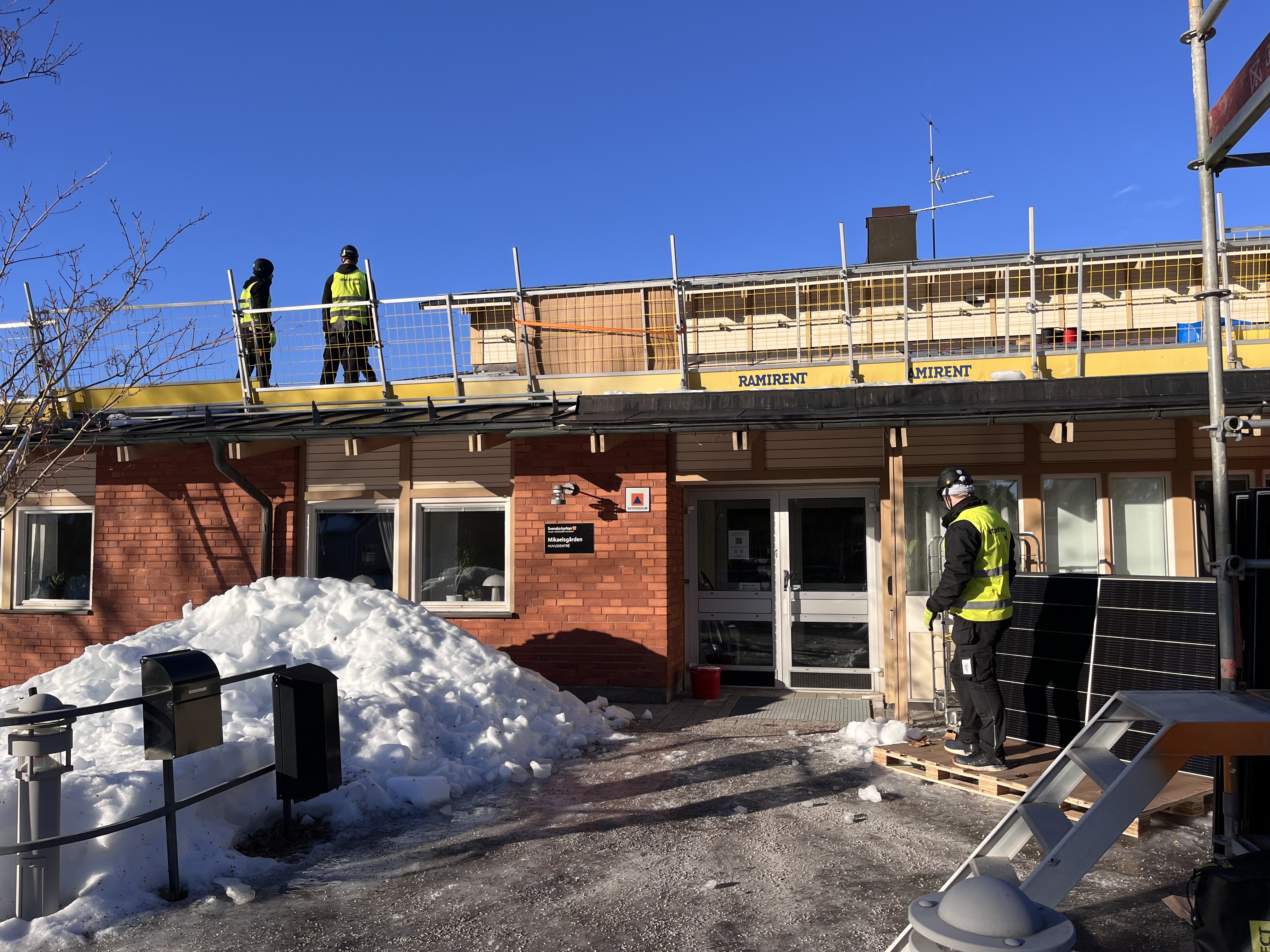 Montering av solceller på Mikaelsgårdens tak mitt i kylan.
