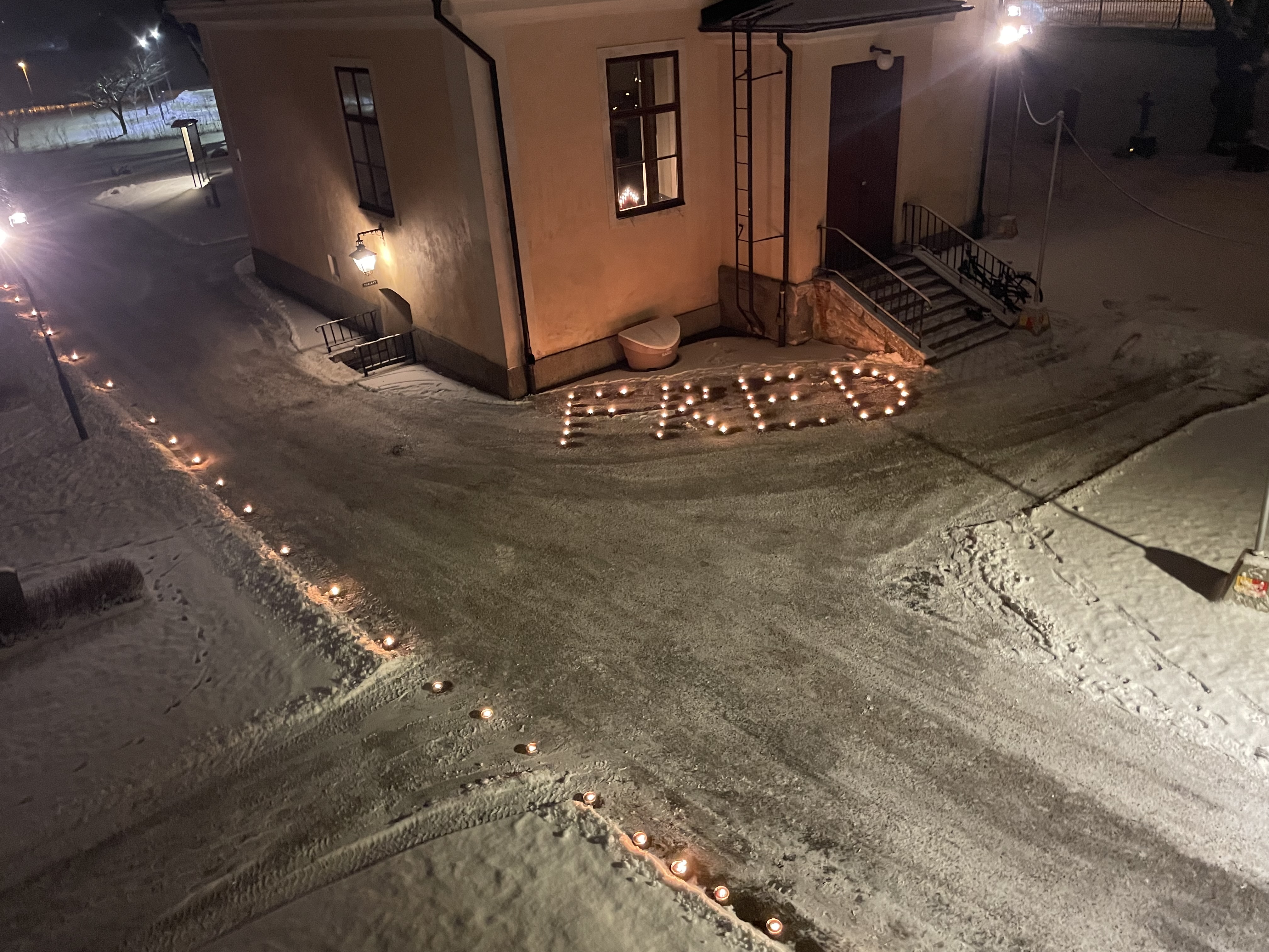 Marschaller som bilder ordet FRED utanför Valbo kyrka.