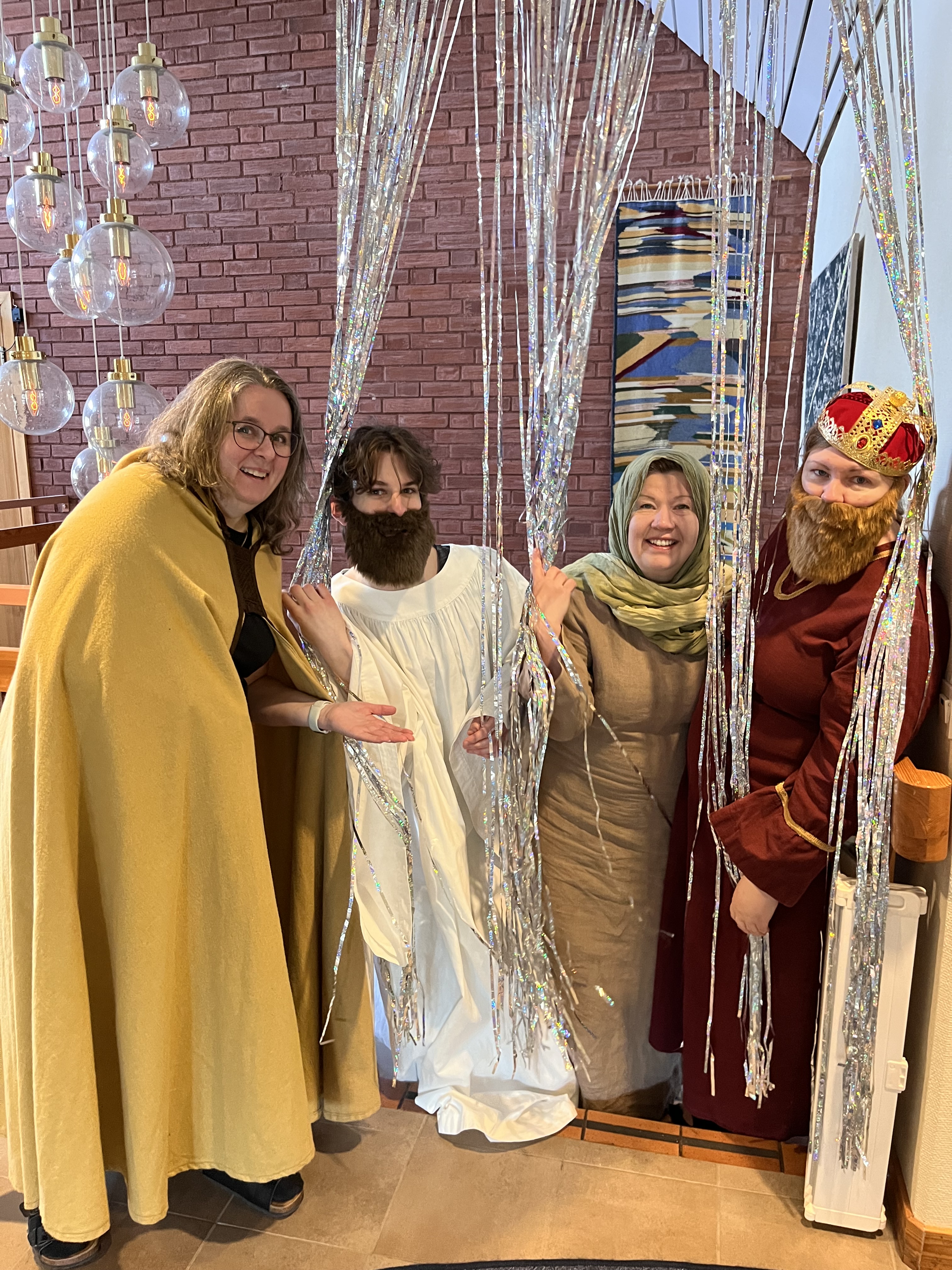 Fyra personer bjuder in till påksvandring.