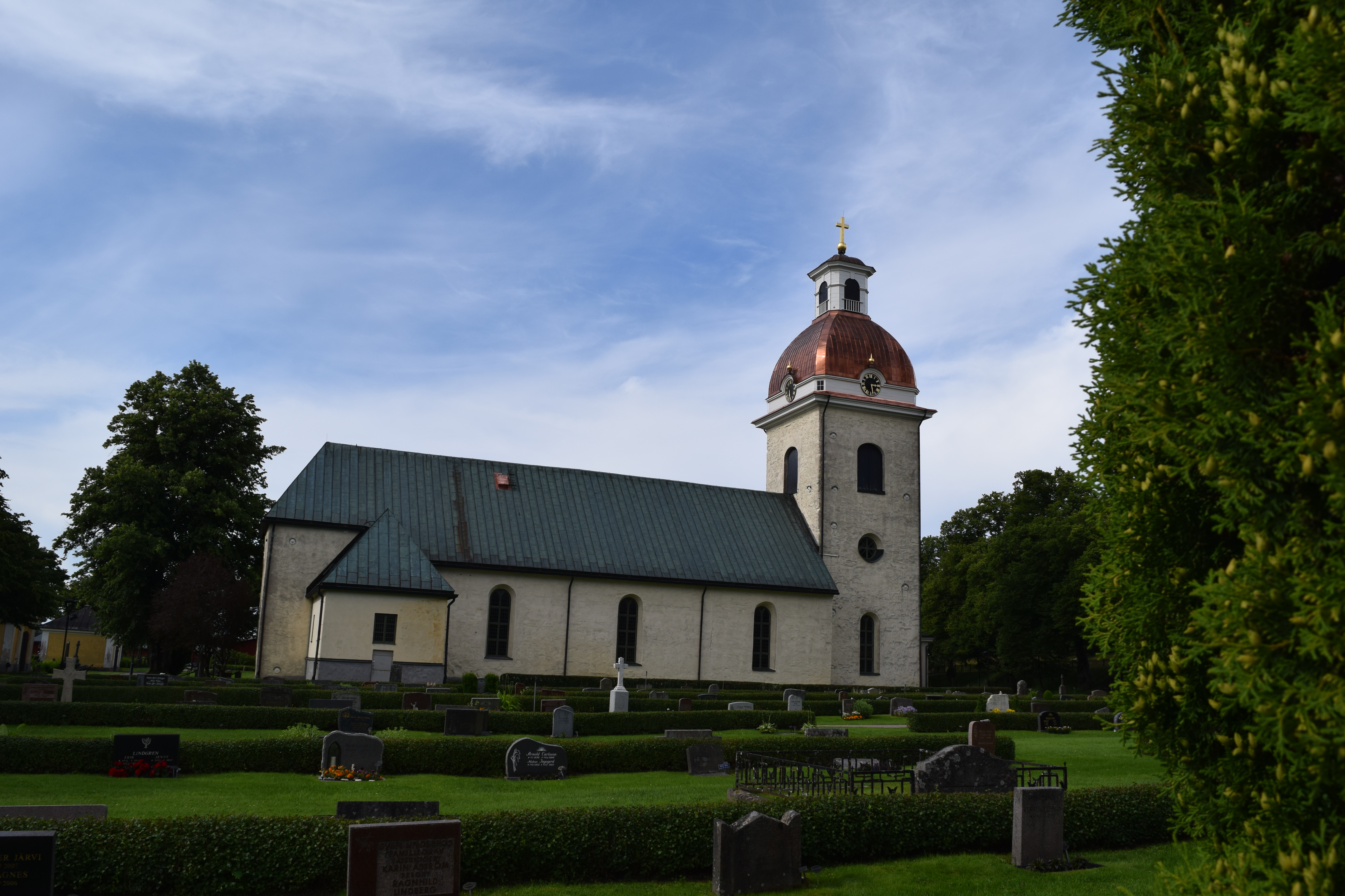 Valbo kyrka med sitt nya koppartak på tornet.