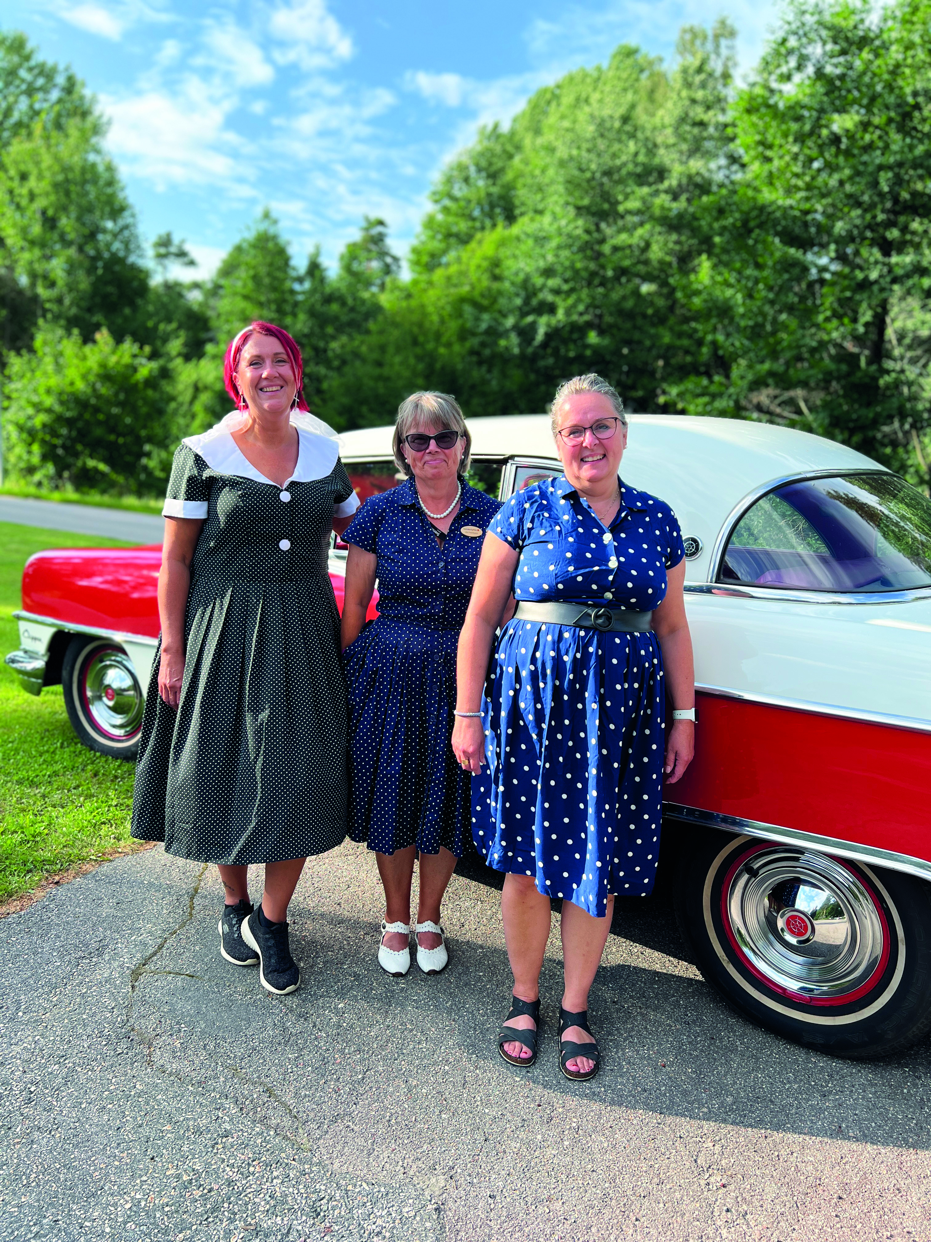 Tre damer i i prickiga klänningar från 1950-talet vid kyrkans öppet hus vid cruisongen.