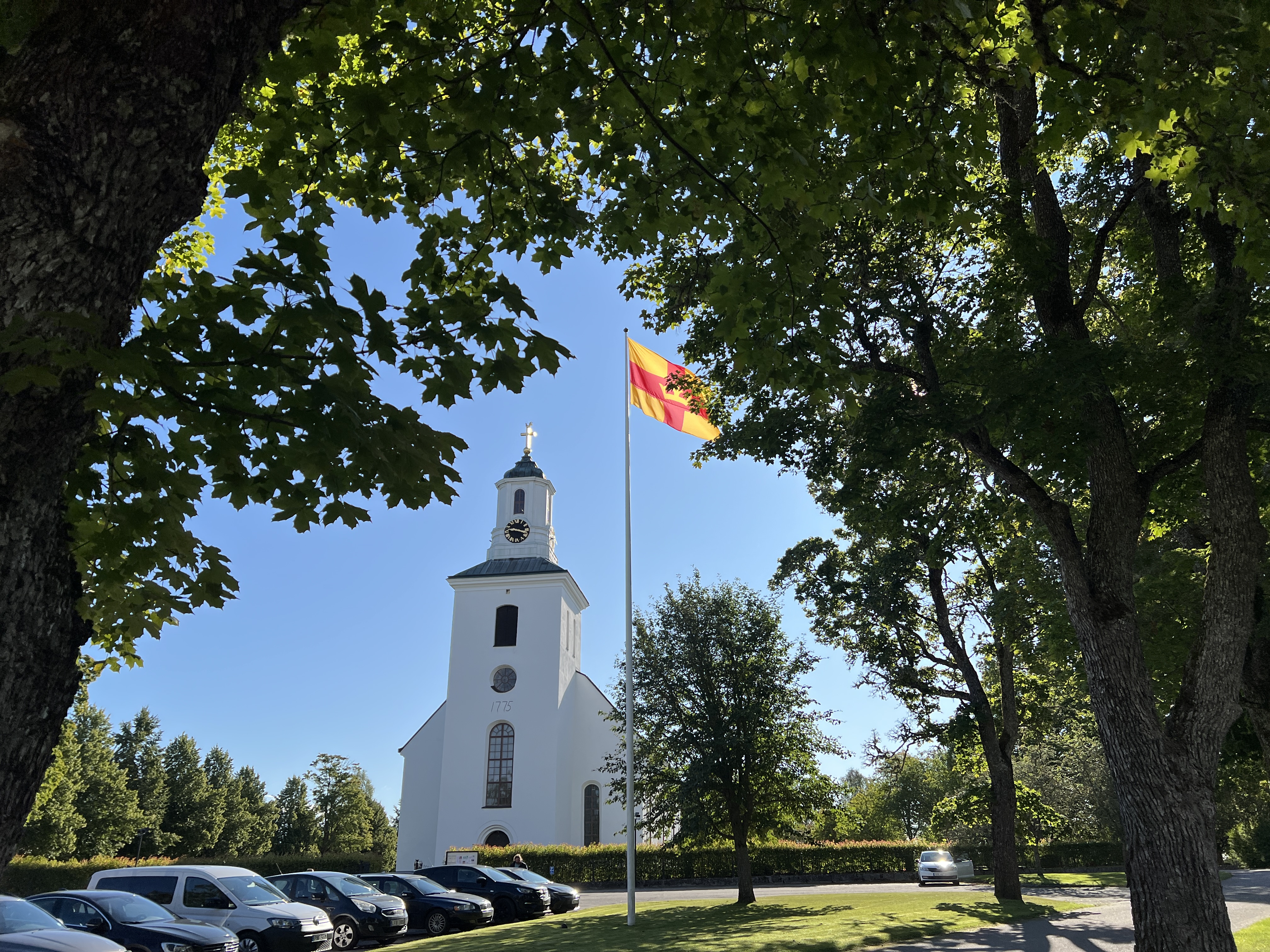 Hedesunda kyrka och Svenska kyrkans flagga.