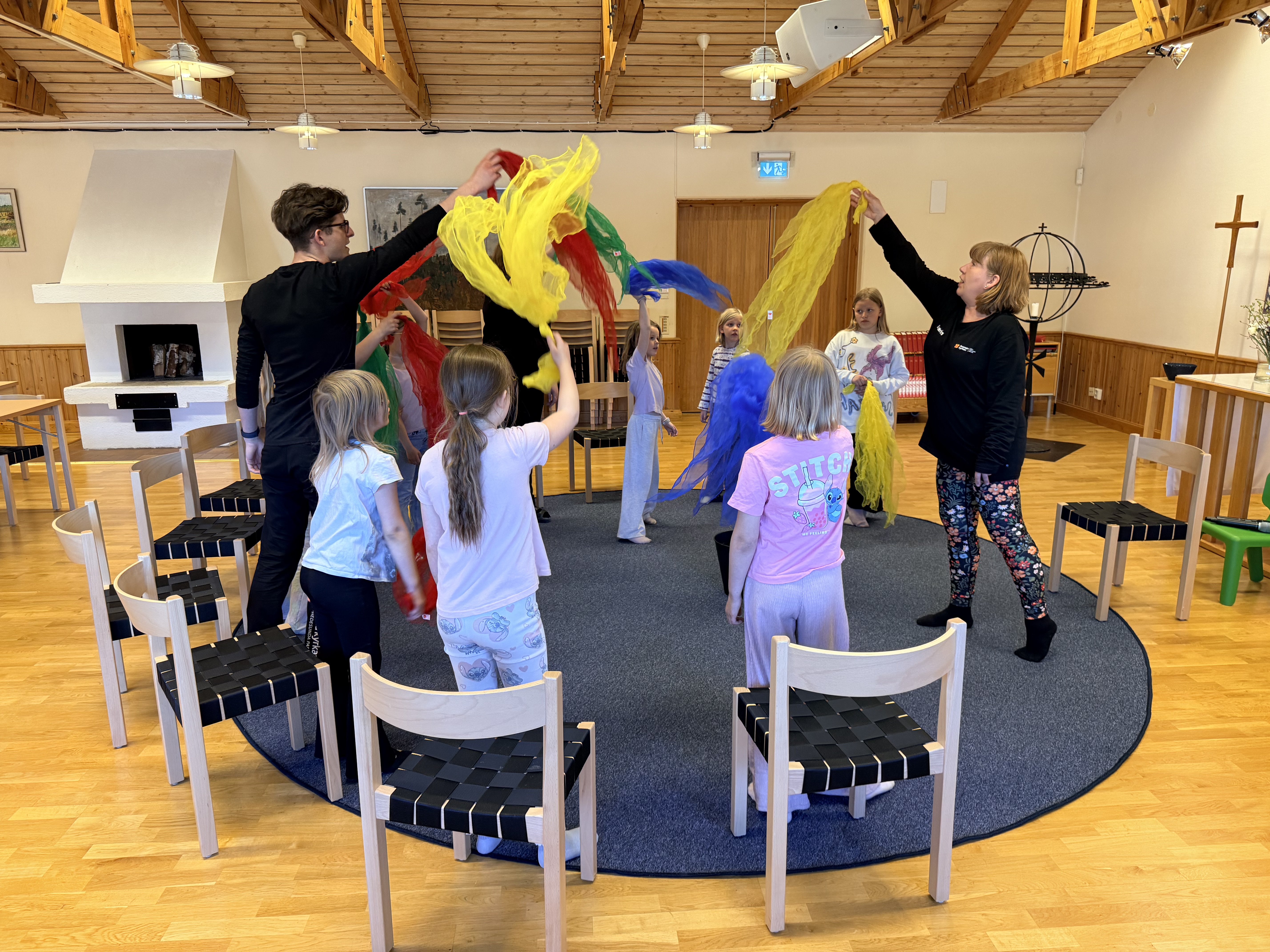Barngruppen Tisdagsstjärnorna med ledare övar på Mikaelsgården i Valbo