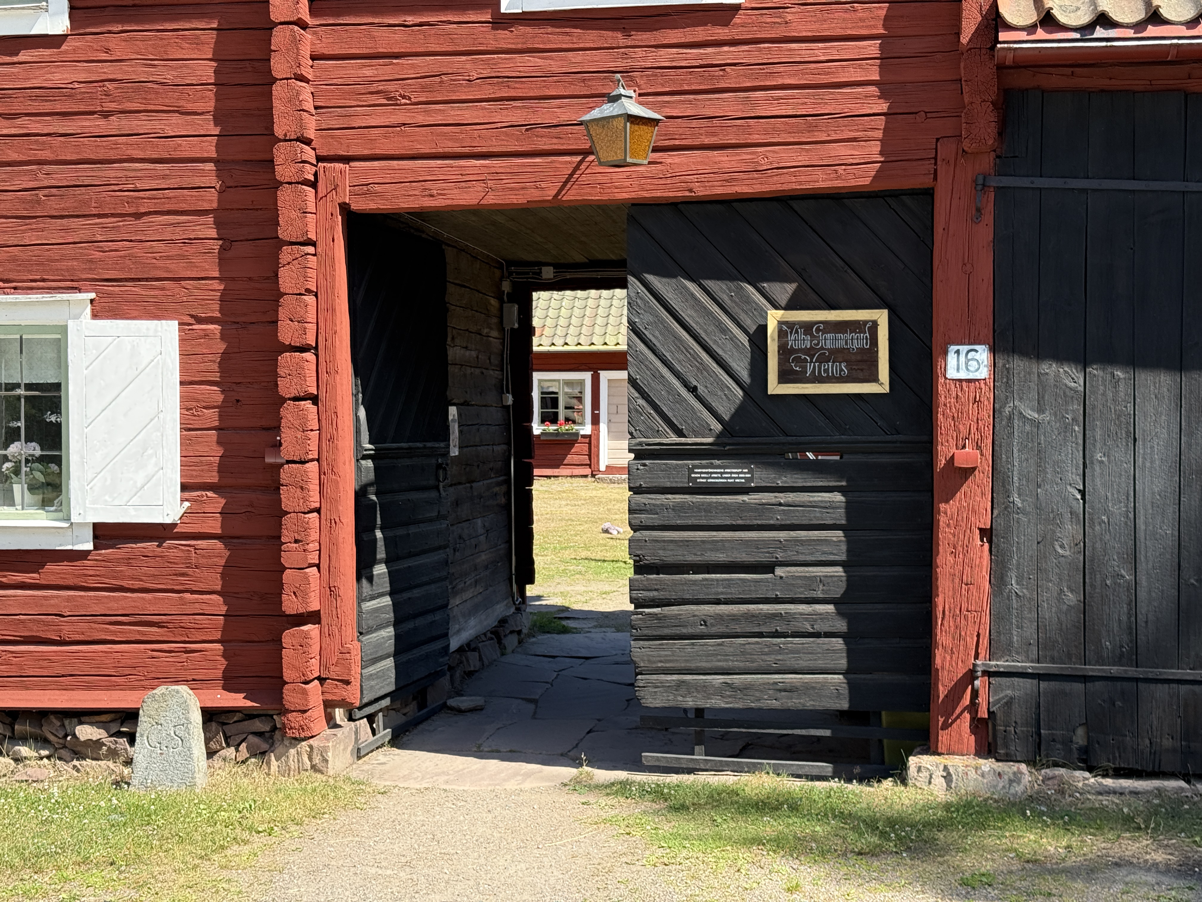 Bild på ingången till Gammelgården Vretas, Valbo hembygdsförening