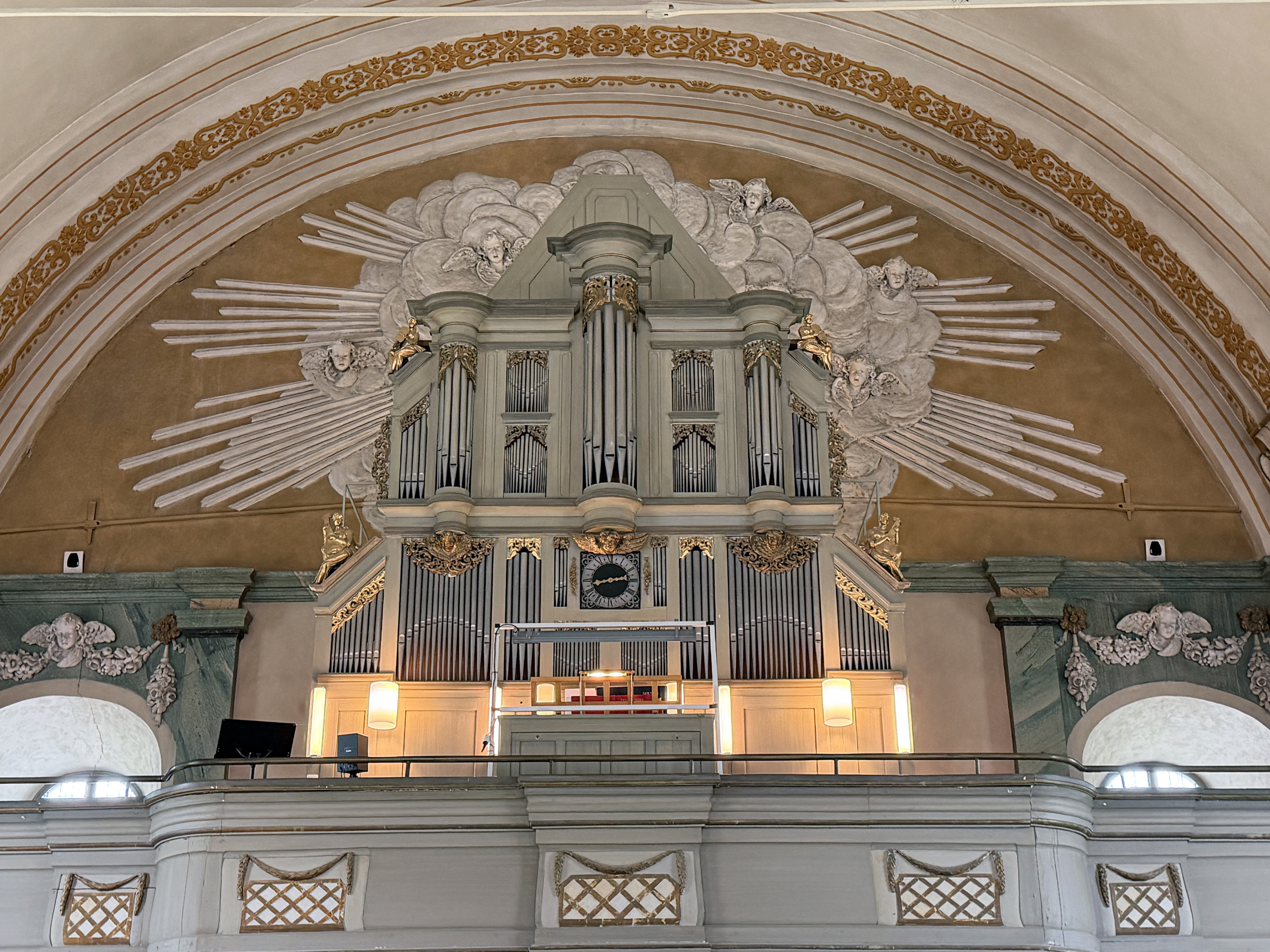 Fasaden i vitt och guld på kyrkorgeln i Hedesunda kyrka.