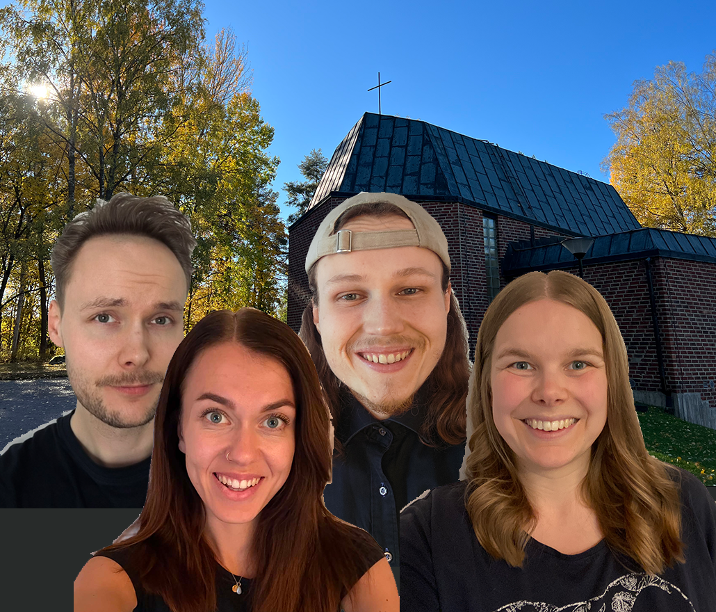 Fyra sångare och musiker med Forsbacka kyrka i bakgrunden.