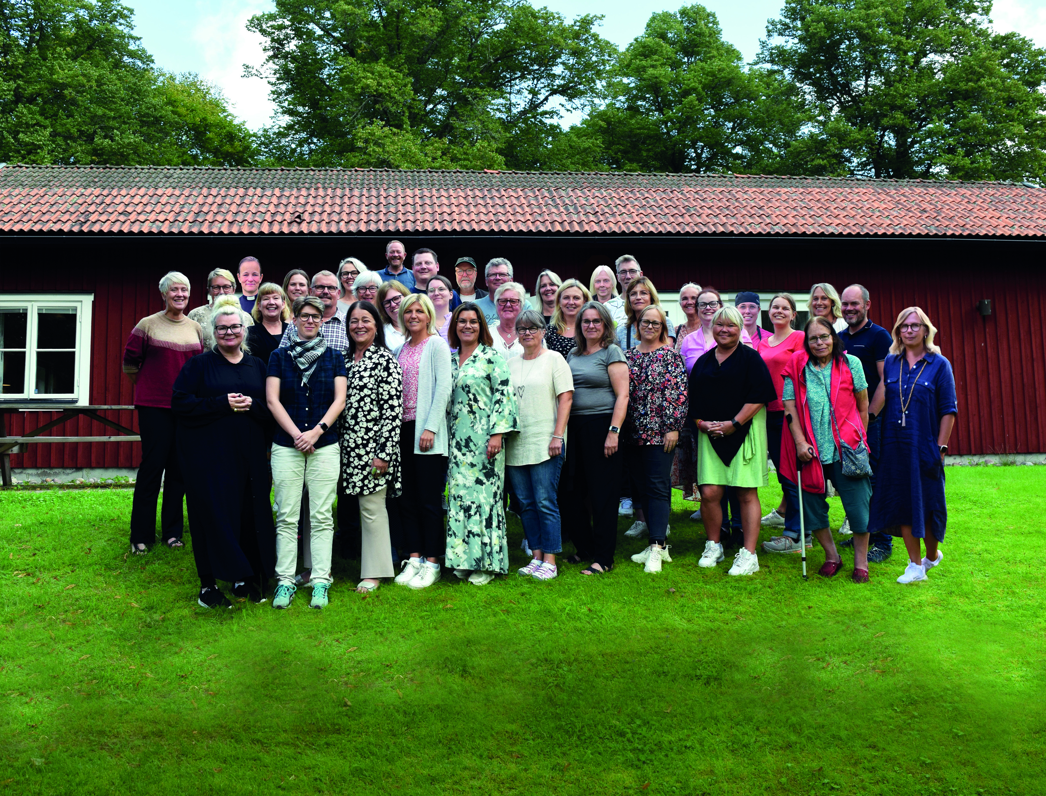 Personalen i Valbo-Hedesunda pastorat står uppställda för gruppfoto.