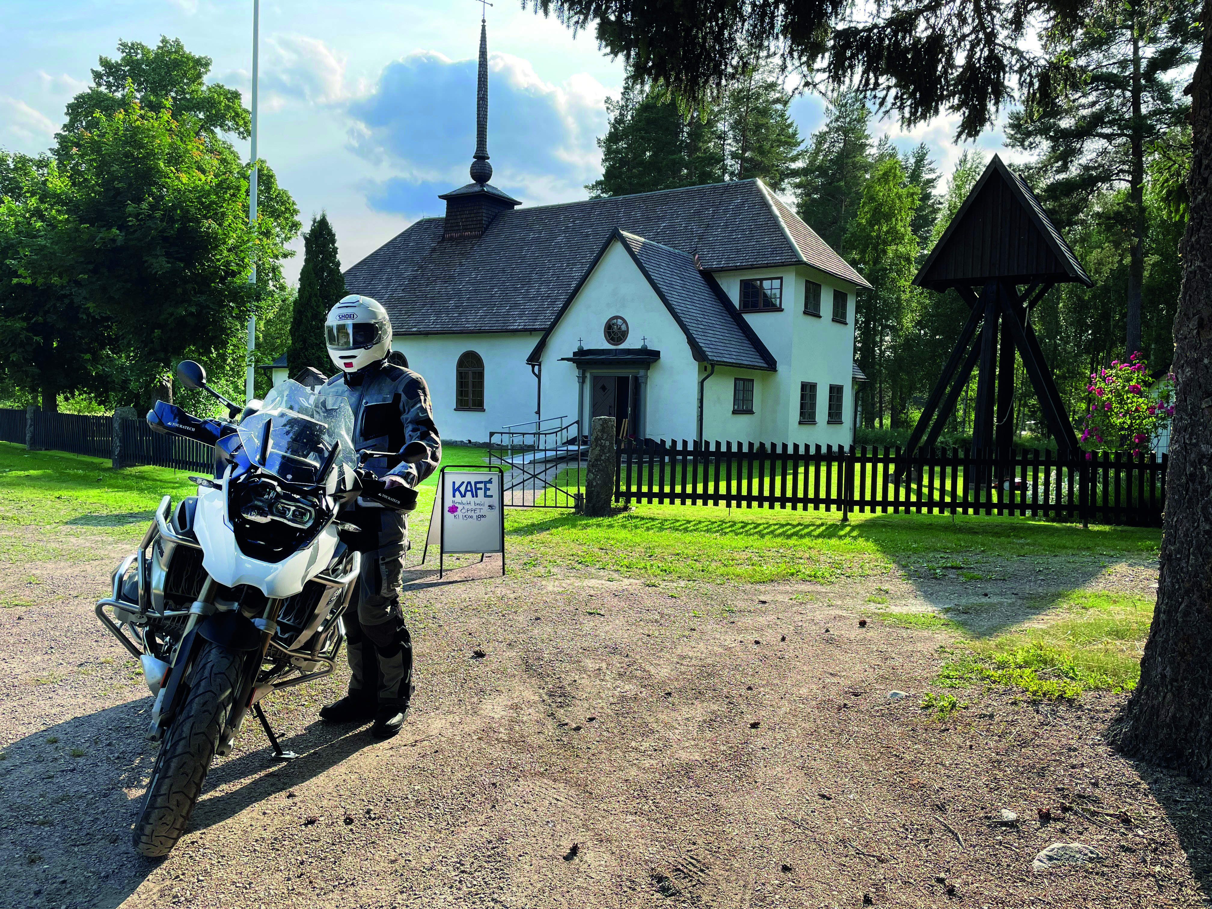 MC-förare utanför Ansgariikyrkans sommarcafé i Hedesunda