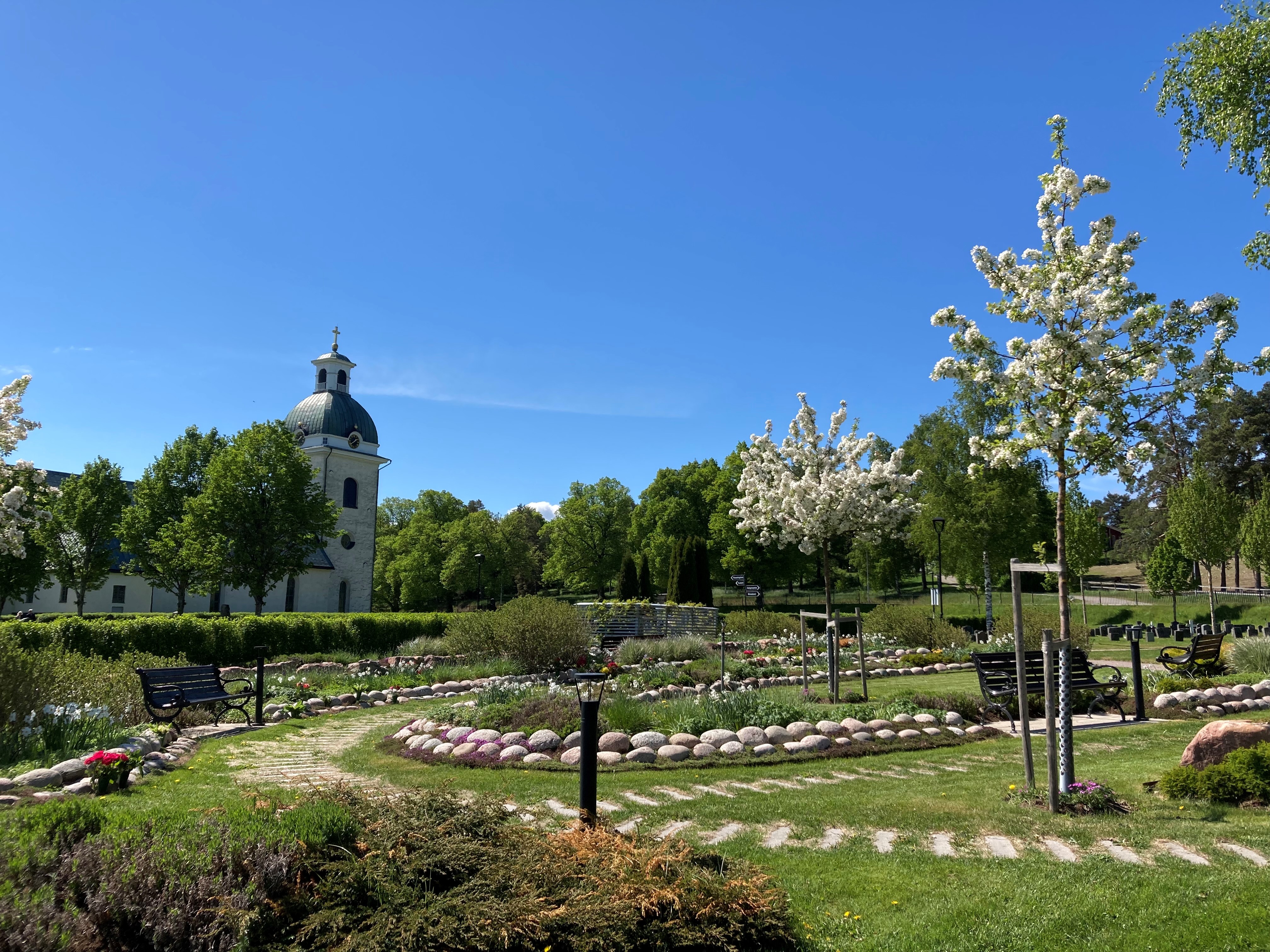 Askgravplatsen på Valbo kyrkogård med slingrande gångar.