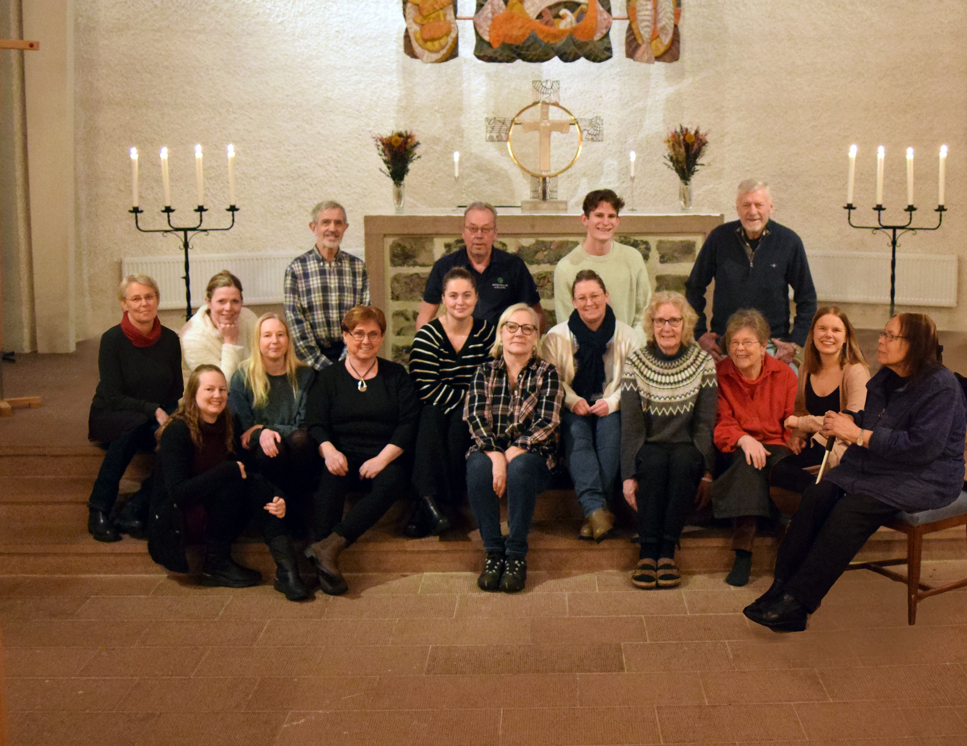Forsbacka kyrkokör sitter på kortrappan i Forsbacka kyrka.
