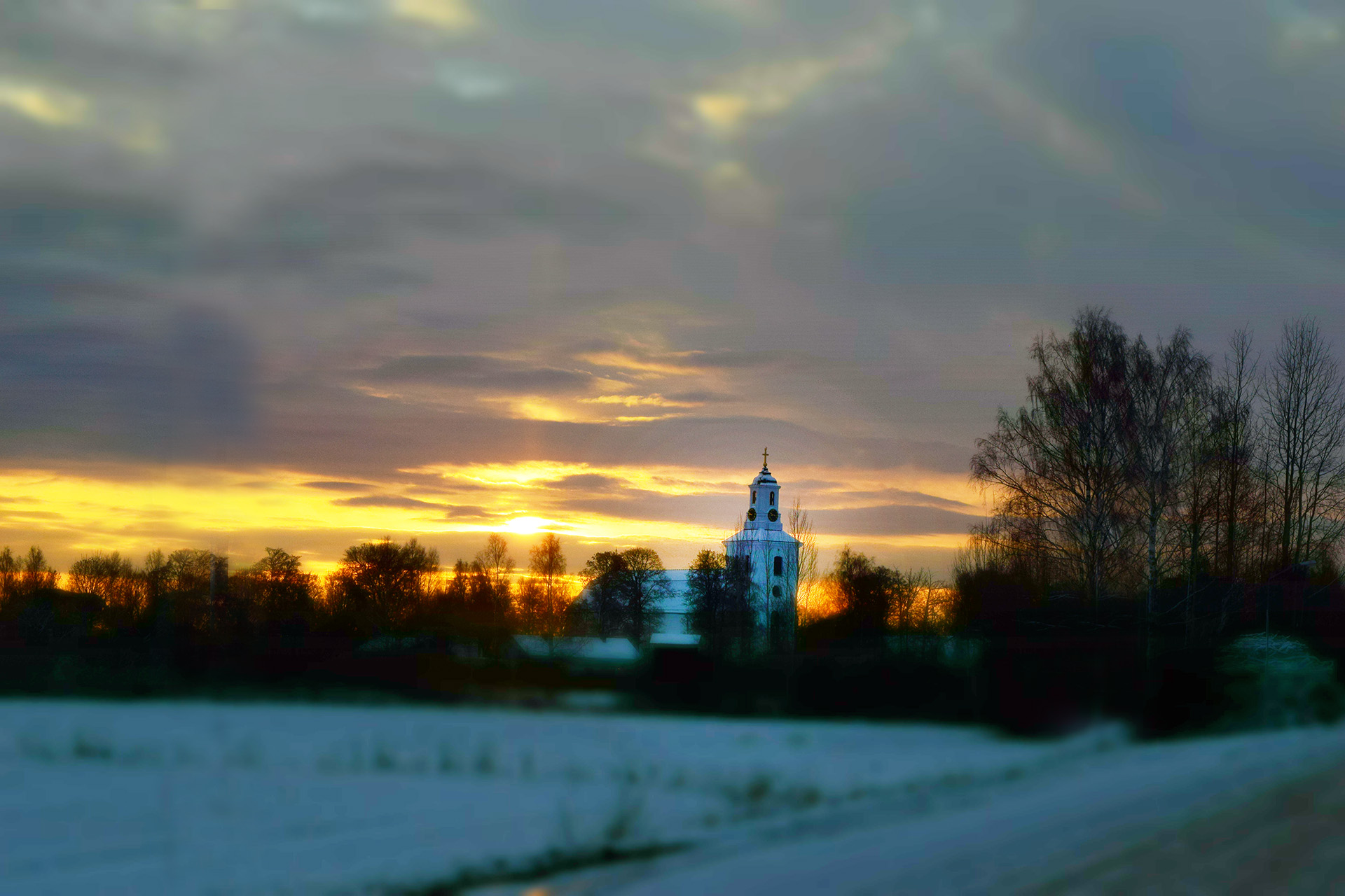 Hedesunda kyrka, en tidig vintermorgon.