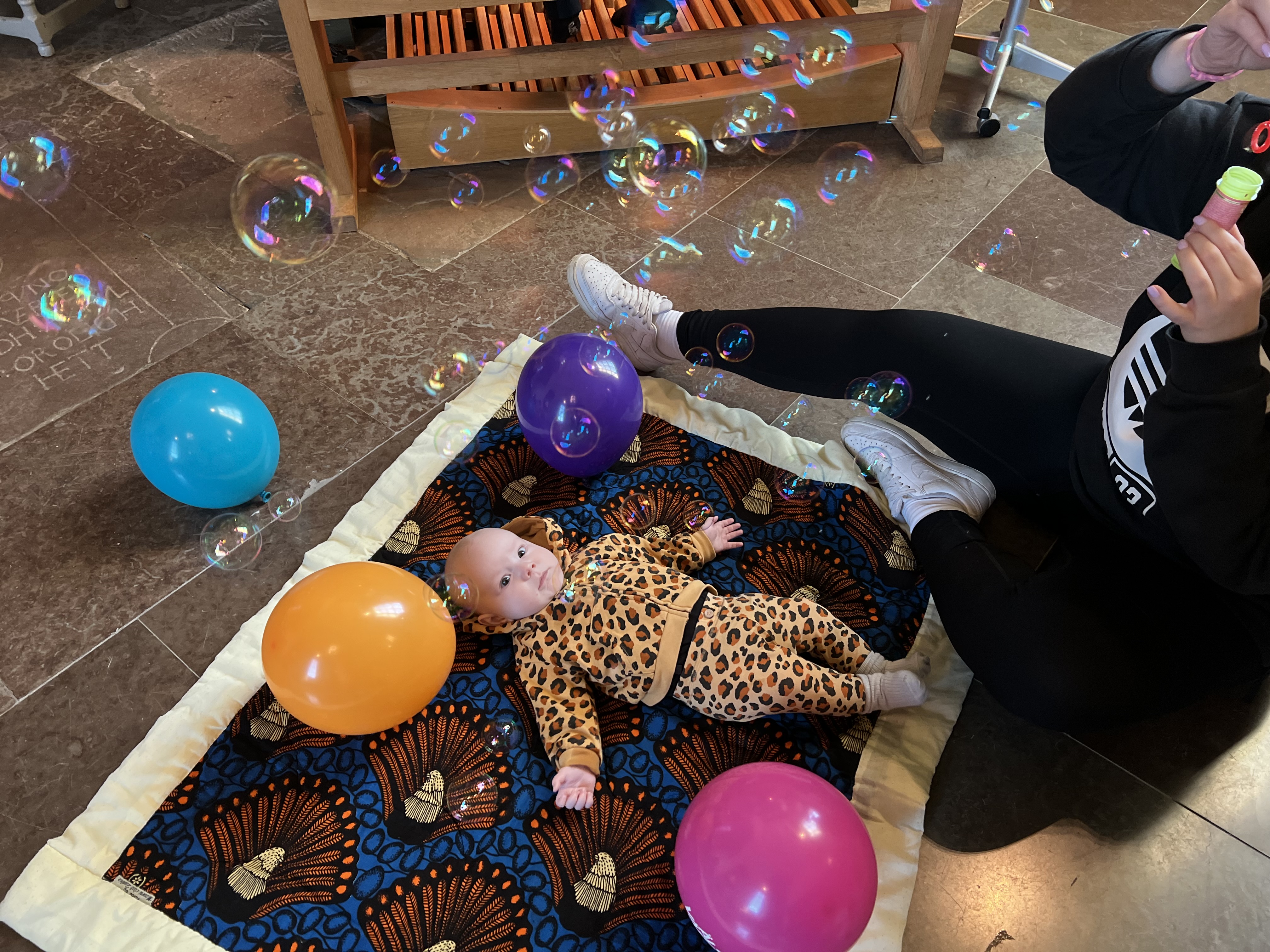 Loa och mamma Elin som blåser såpbubblor på upplevelsevandring i Valbo kyrka.