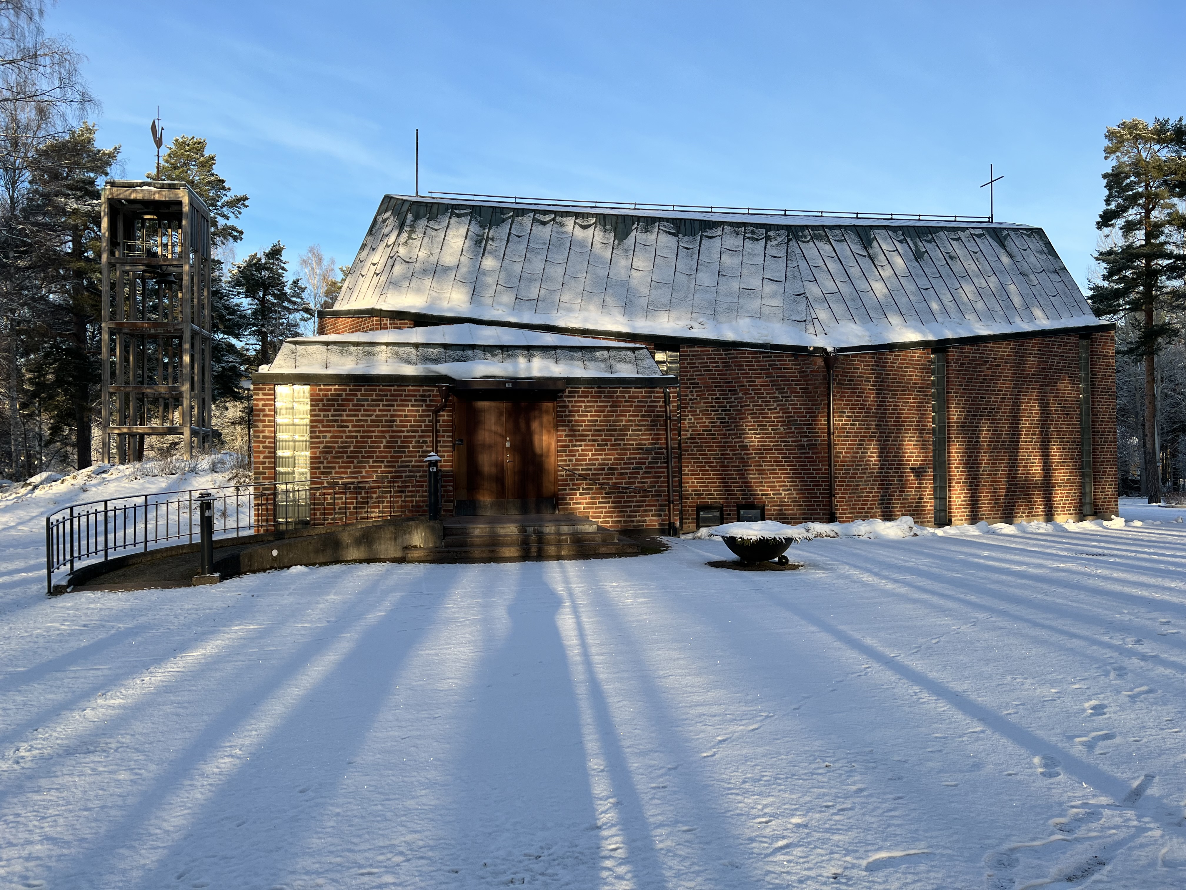 Forsbacka kyrka med nysnö.
