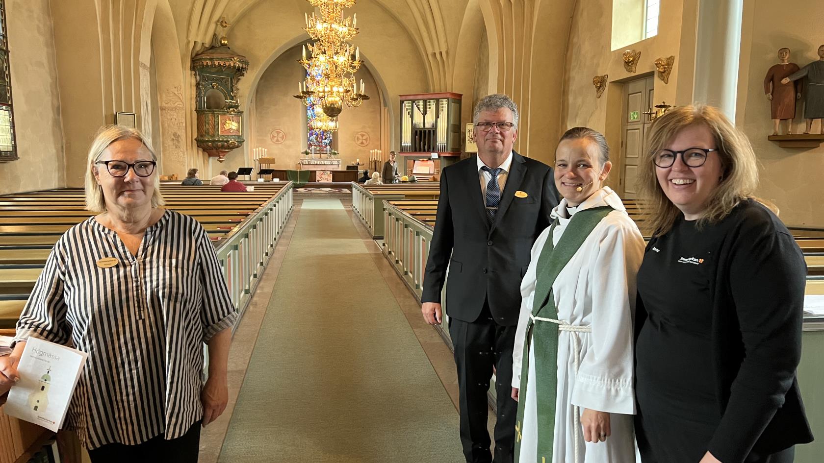 Personal och kyrkvärd hälsar välkommen till Valbo kyrka innan gudstjänsten.
