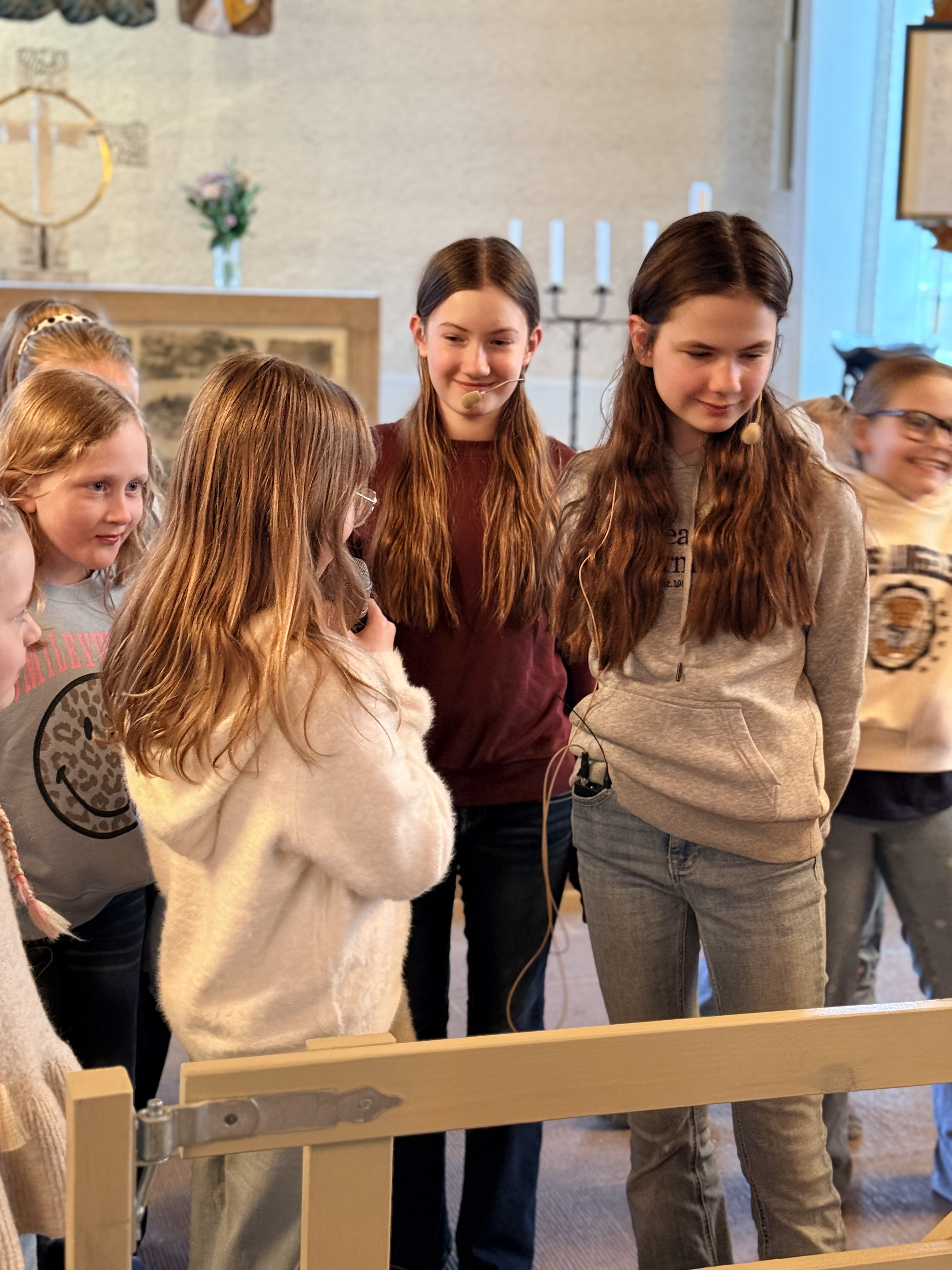 Barnkören i Forsbacka kyrka övar inför minimusikalen Grinden.