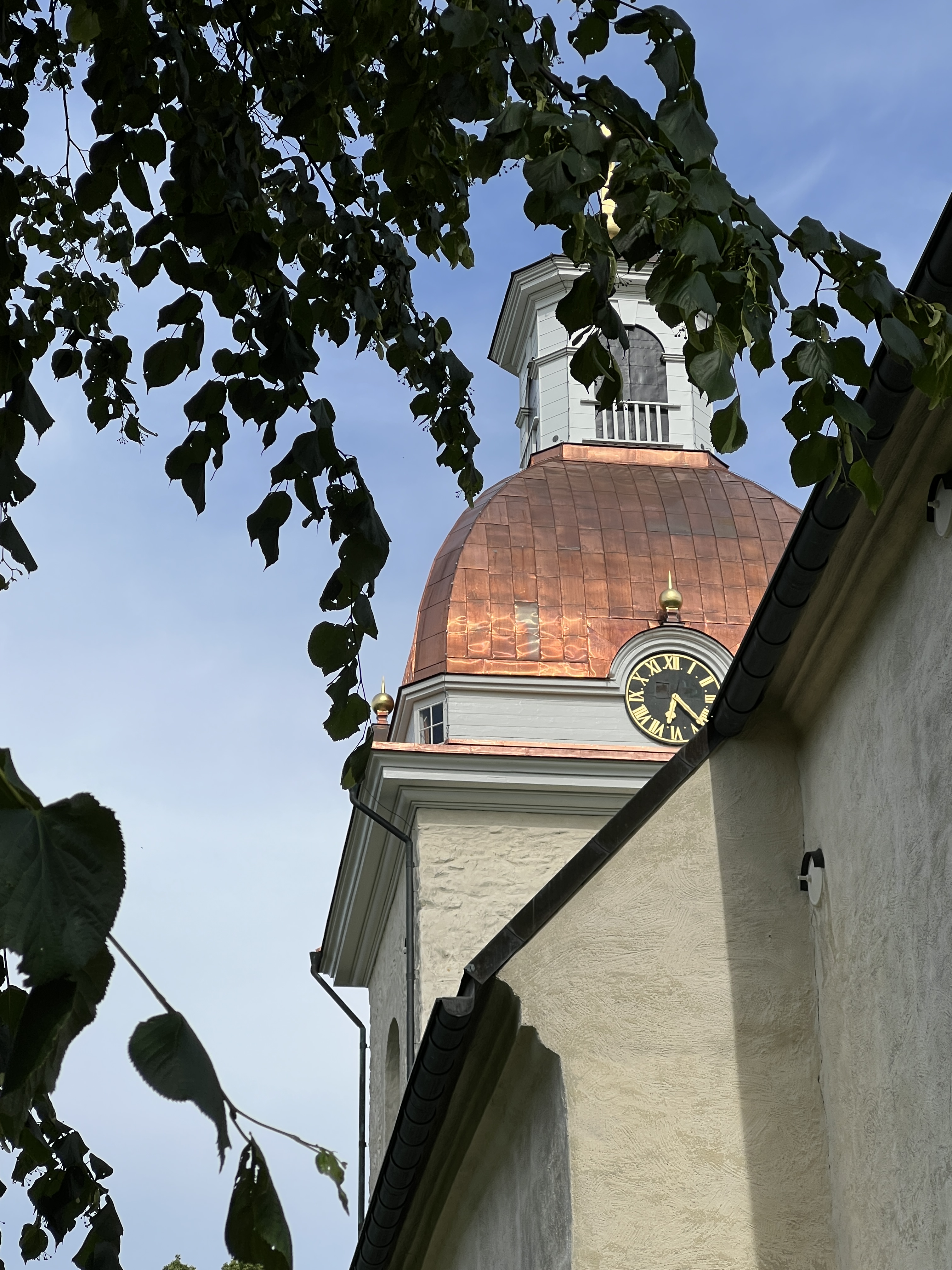 Det nya blanka koppartaket på Valbo kyrktorn.