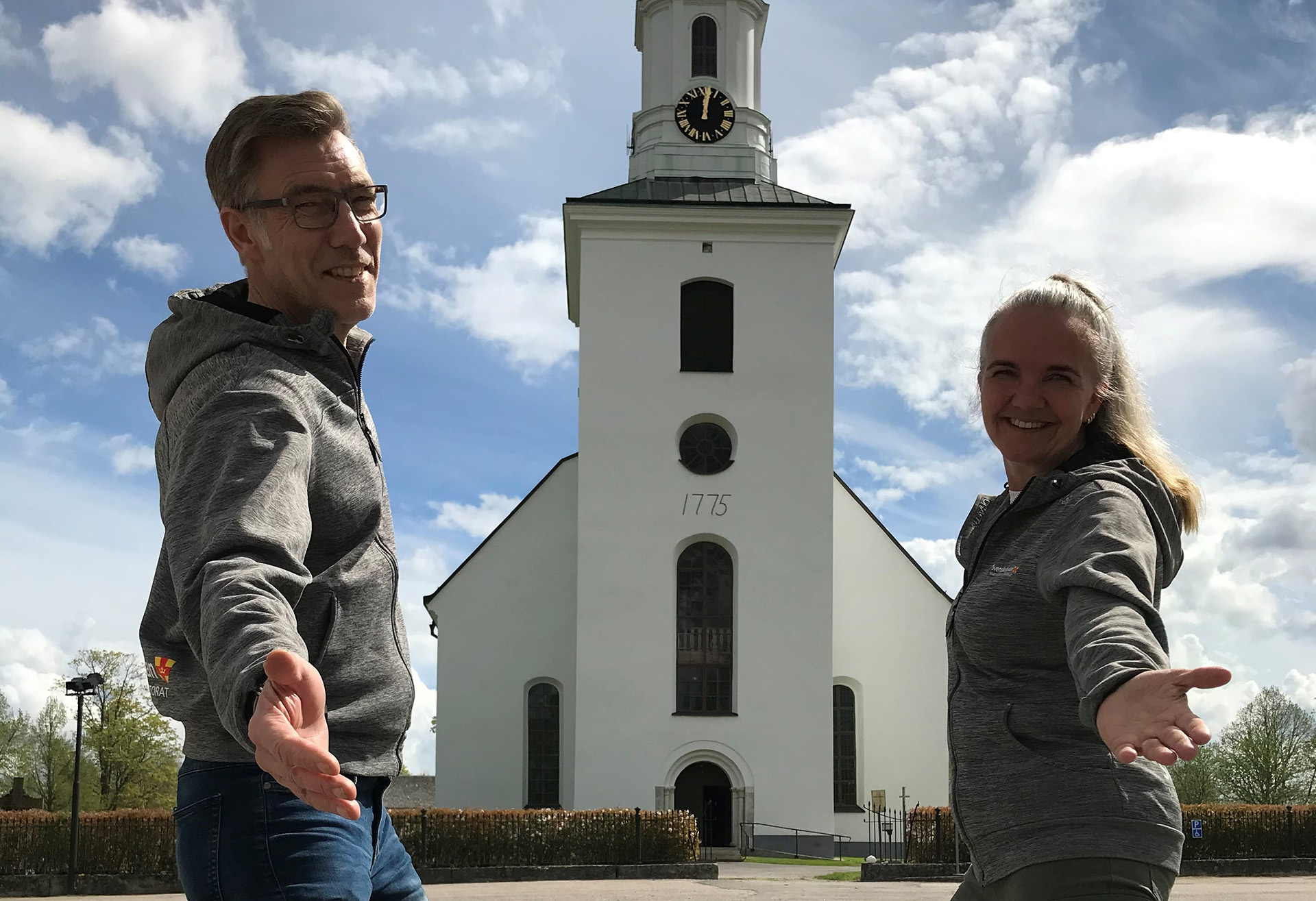 Niclas, kantor och Eleonor, diakoniassistent framför Hedesunda kyrka.