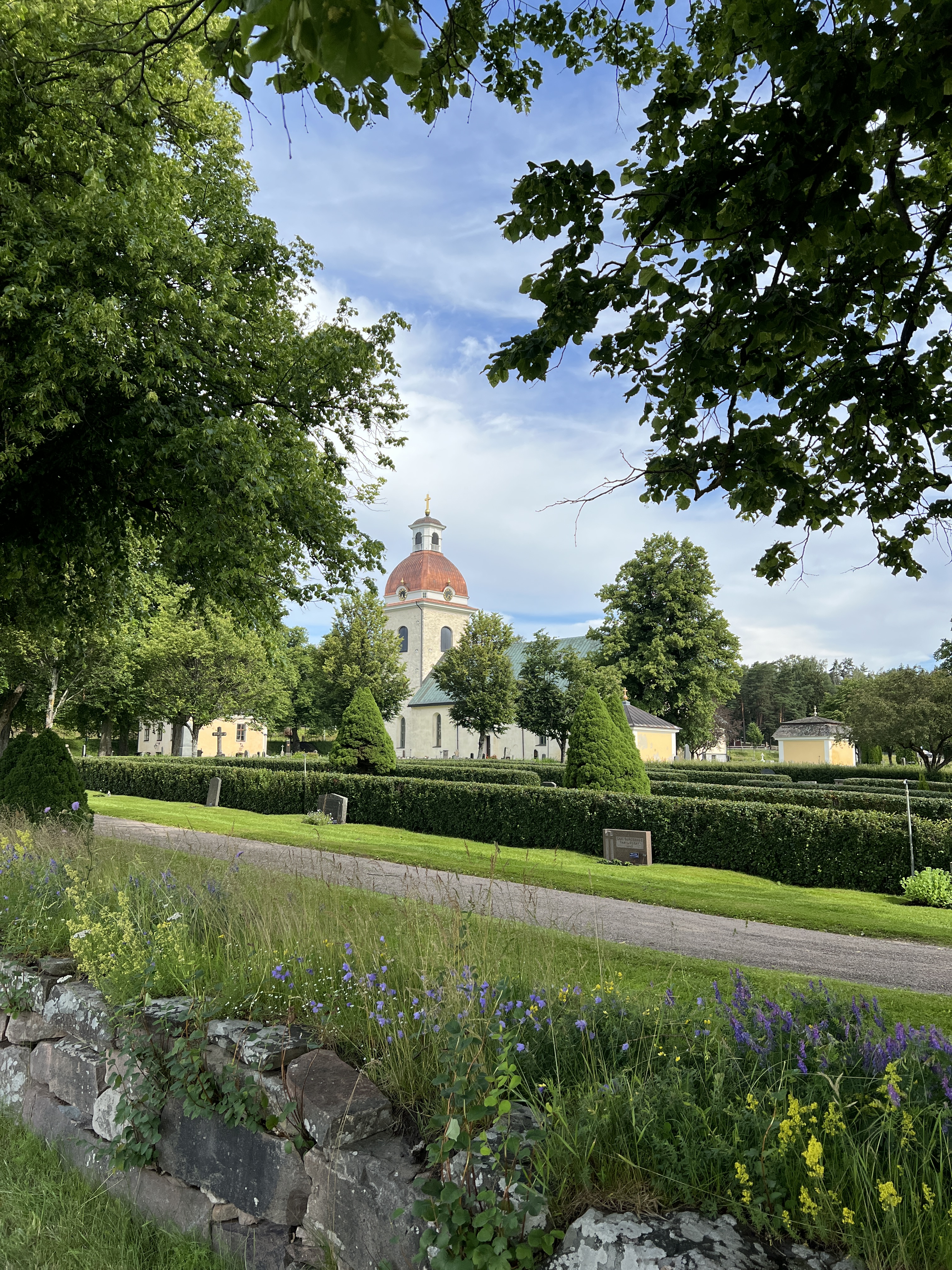 Valbo kyrka med sitt nya koppartak på tornet.